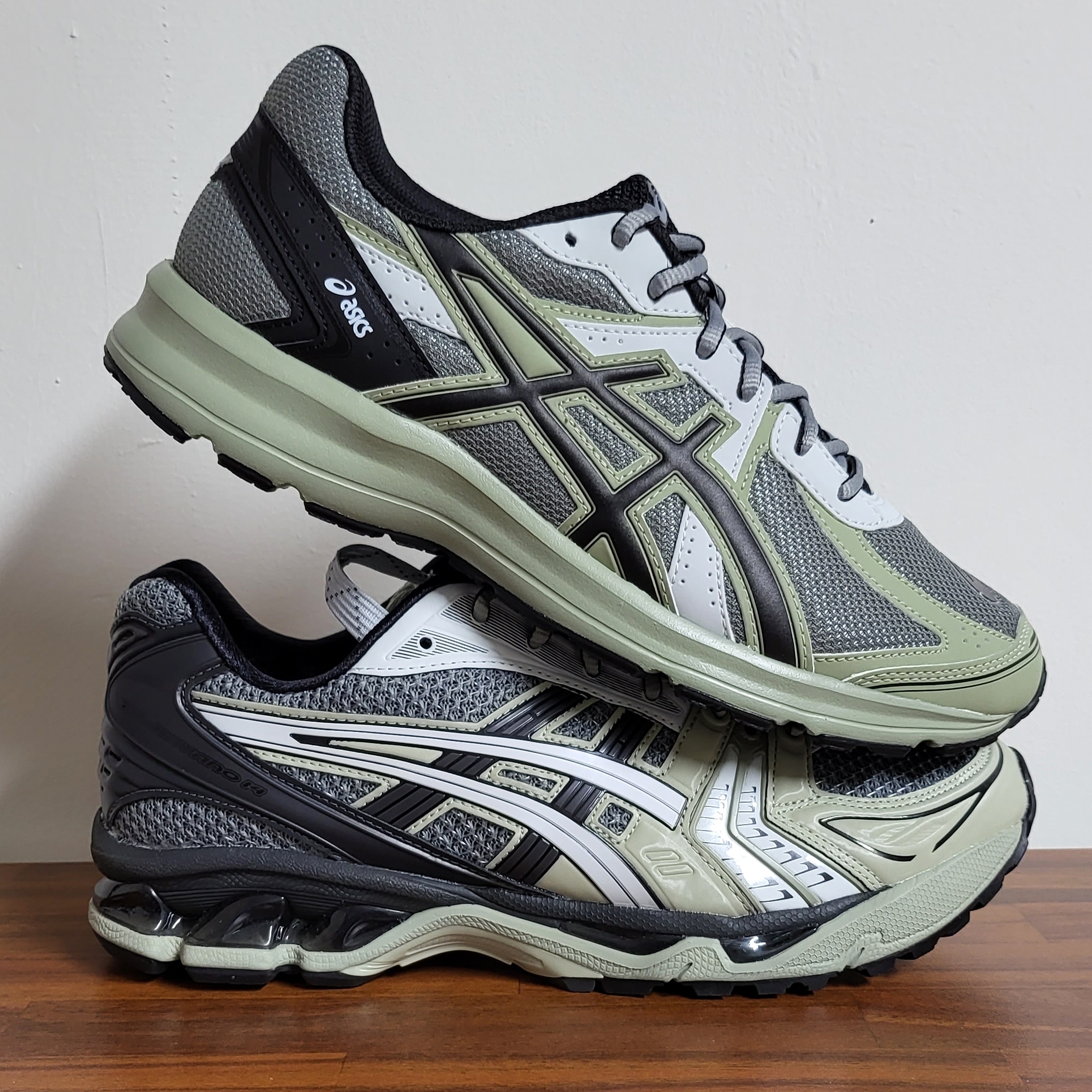 Asics UB1-S Gel-Kayano 14 Piedmont Grey, Asics Jog 100 S Sheet Rock - 2E Wide 착용 스타일 - 1