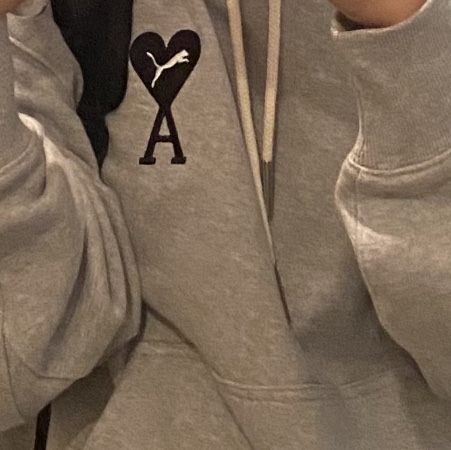Puma x AMI Hoodie Light Gray Heather 착용 스타일