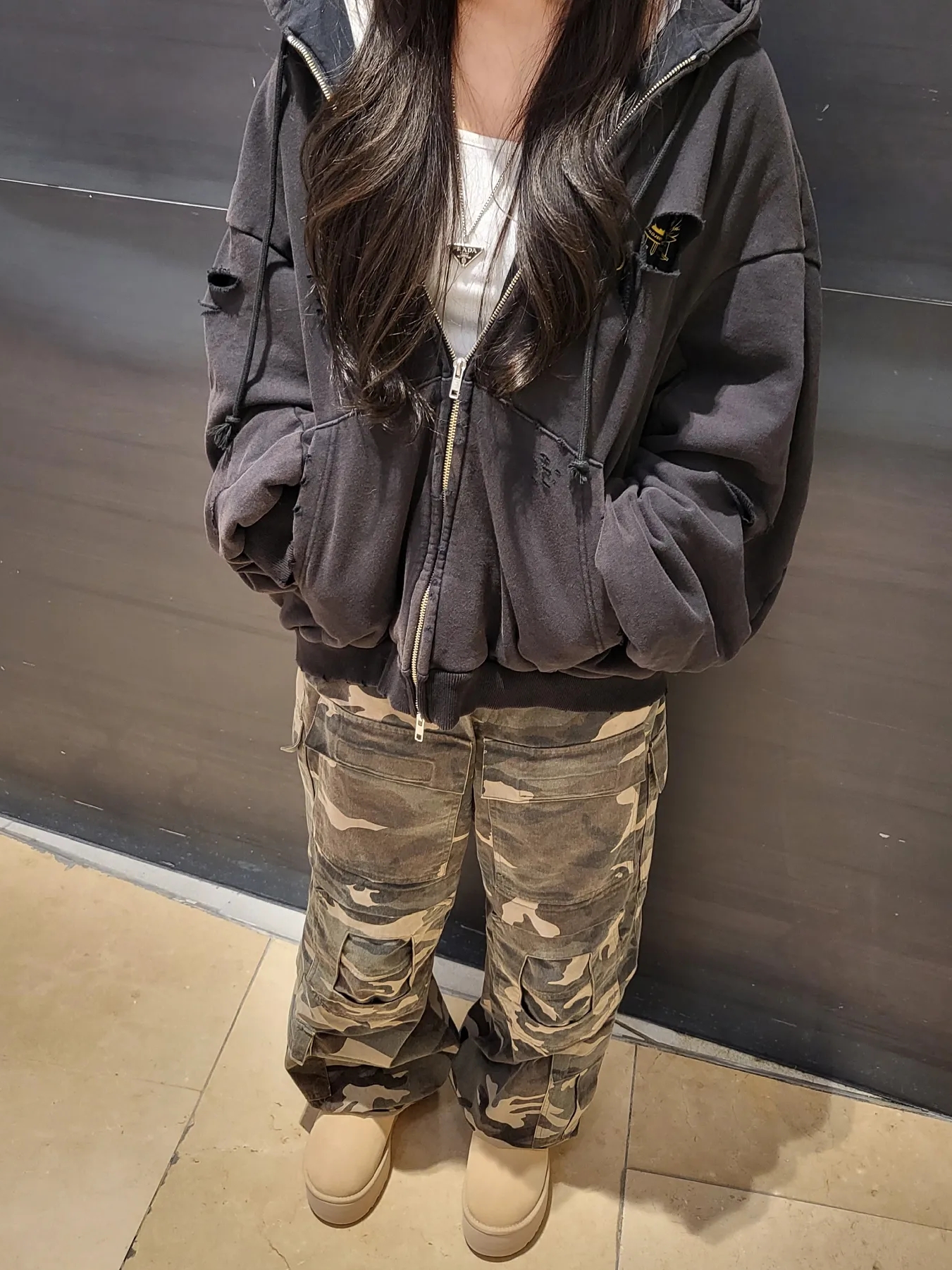 (W) UGG Classic Ultra Mini Platform Boots Driftwood, Prada Symbole Necklace Black 착용 스타일 - 5
