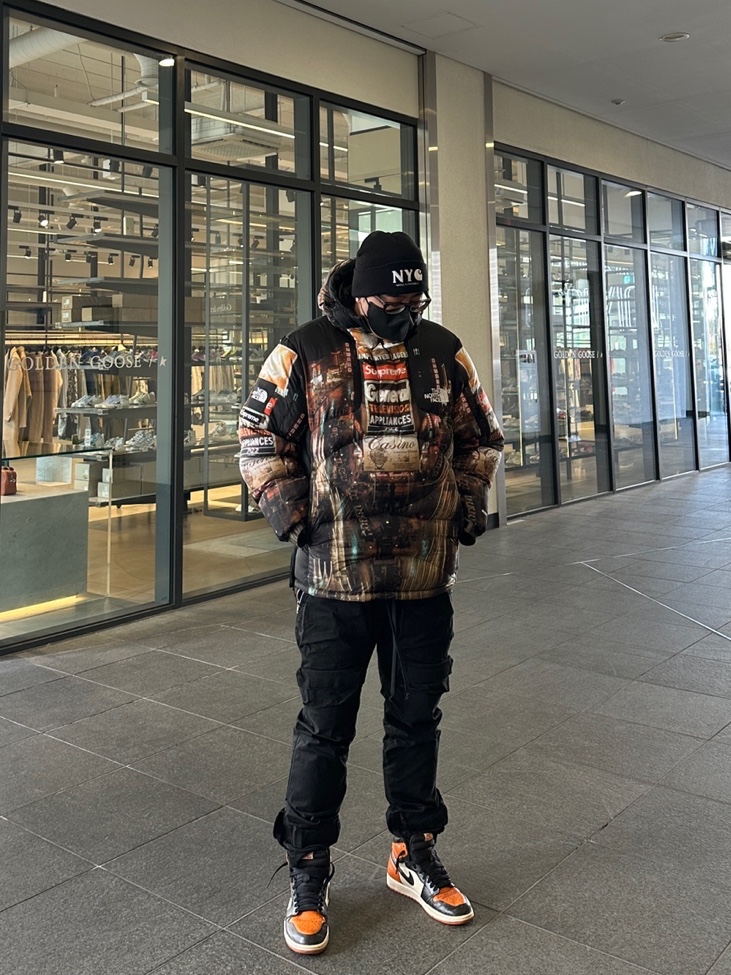 Jordan 1 Retro Shattered Backboard, Supreme x The North Face 800-Fill Half Zip Hooded Pullover Times Square - 22FW 착용 스타일 - 2