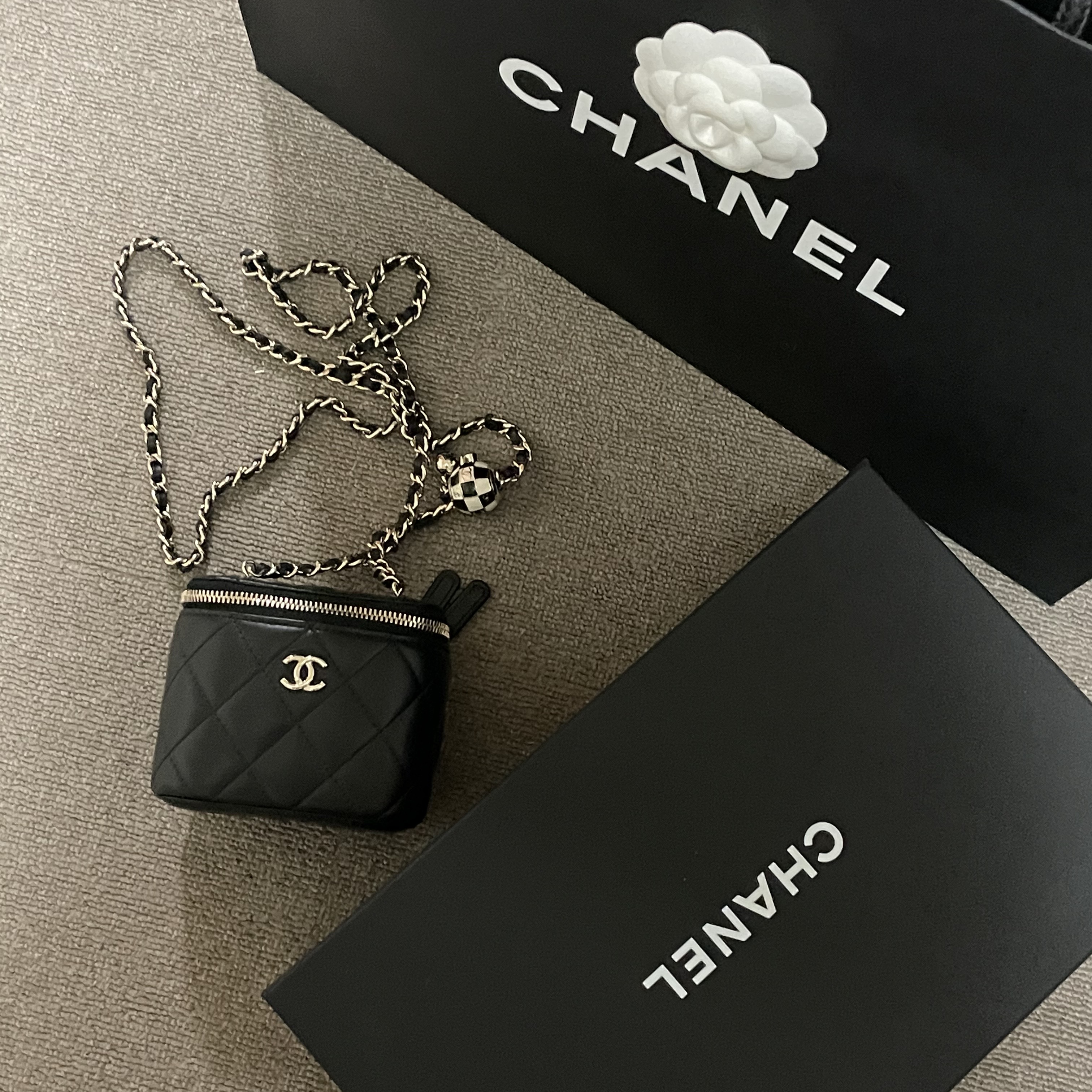 Chanel Small Vanity with Chain Lambskin & Gold Black 착용 스타일