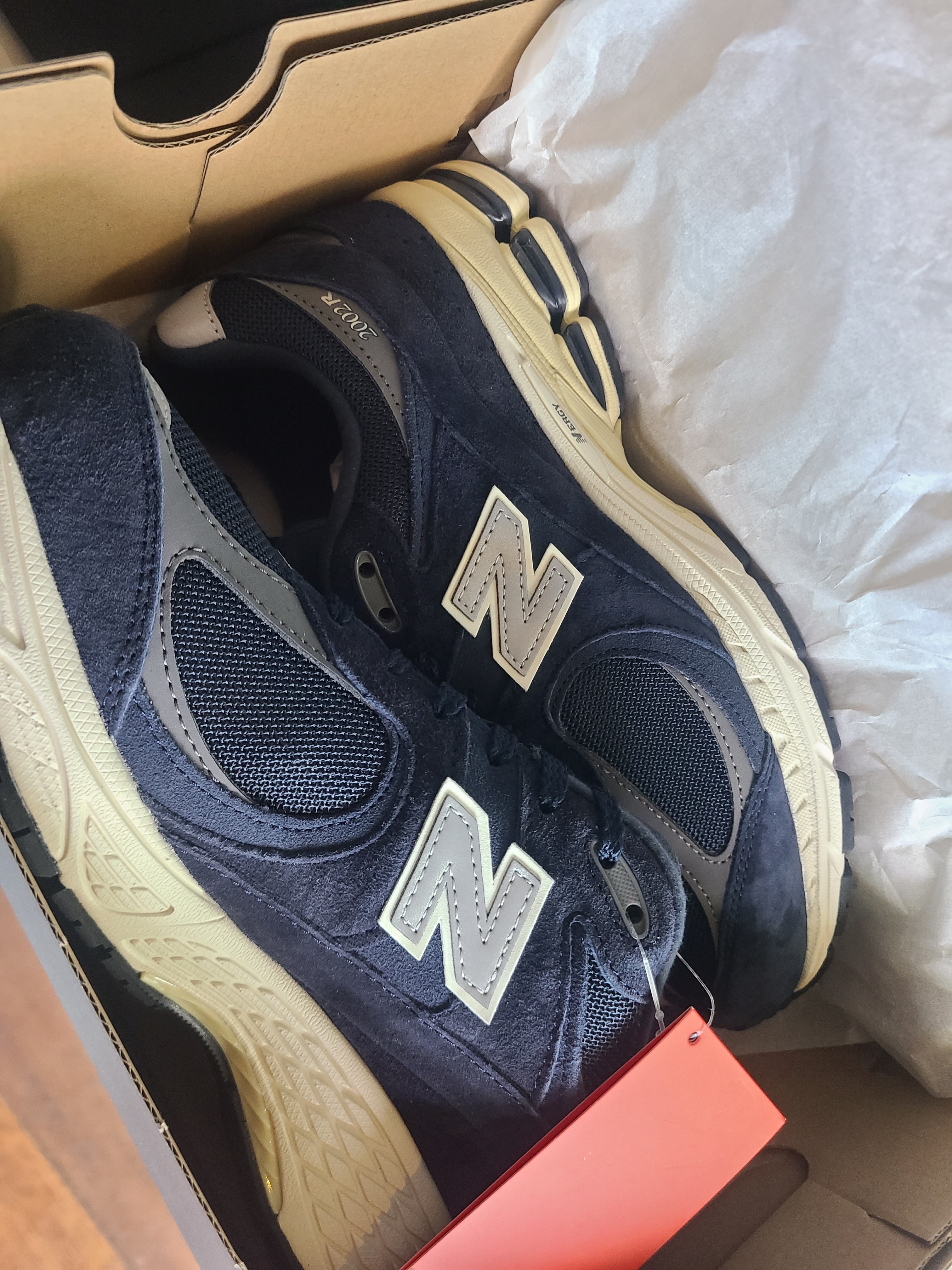 New Balance 2002R Eclipse Castlerock 착용 스타일