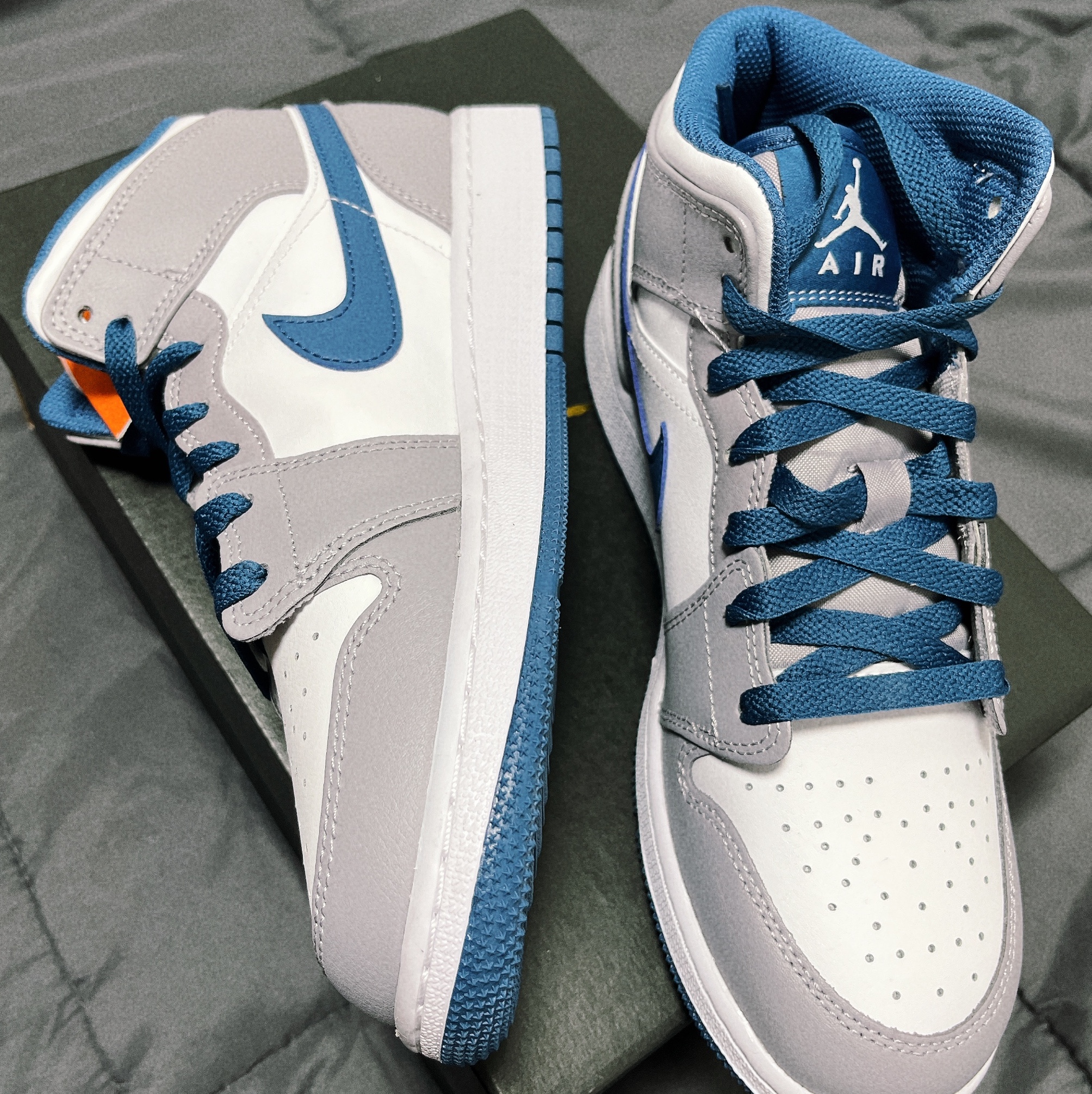 (GS) Jordan 1 Mid Cement Grey True Blue 착용 스타일 - 2