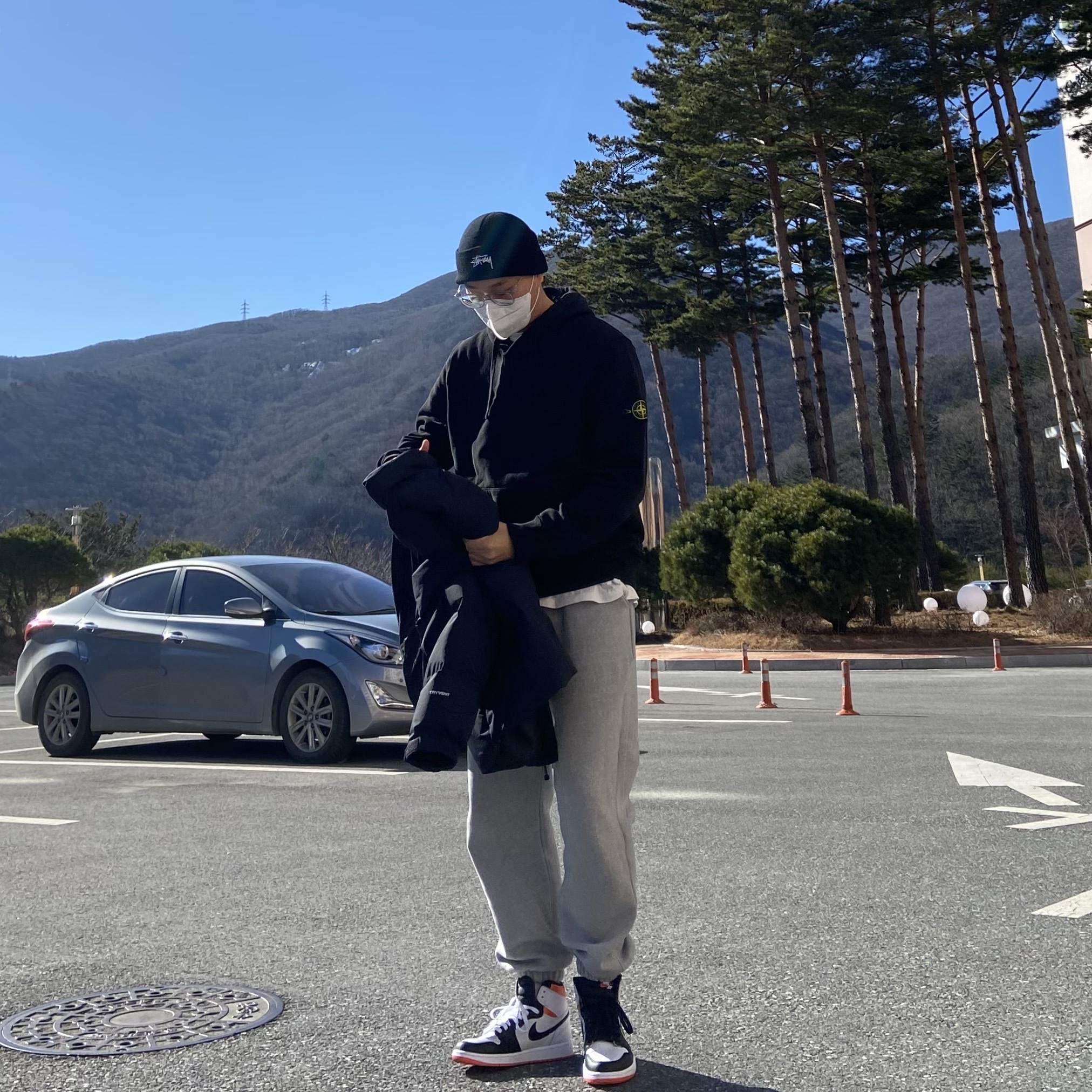 Stussy Basic Cuff Beanie Black, Stone Island 64151 Cotton Fleece Hooded Sweatshirt Black - 22SS 착용 스타일