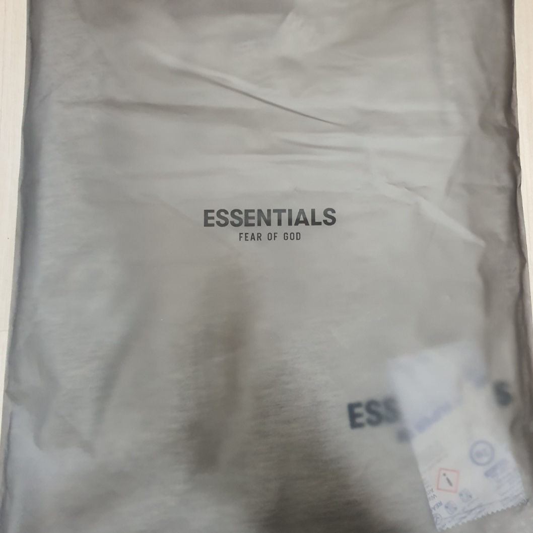 Essentials The Core Collection Long Sleeve T-Shirt Light Oatmeal 착용 스타일