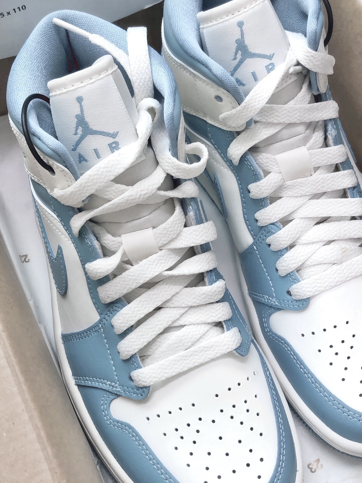 (W) Jordan 1 Mid Sail and Worn Blue 착용 스타일 - 1