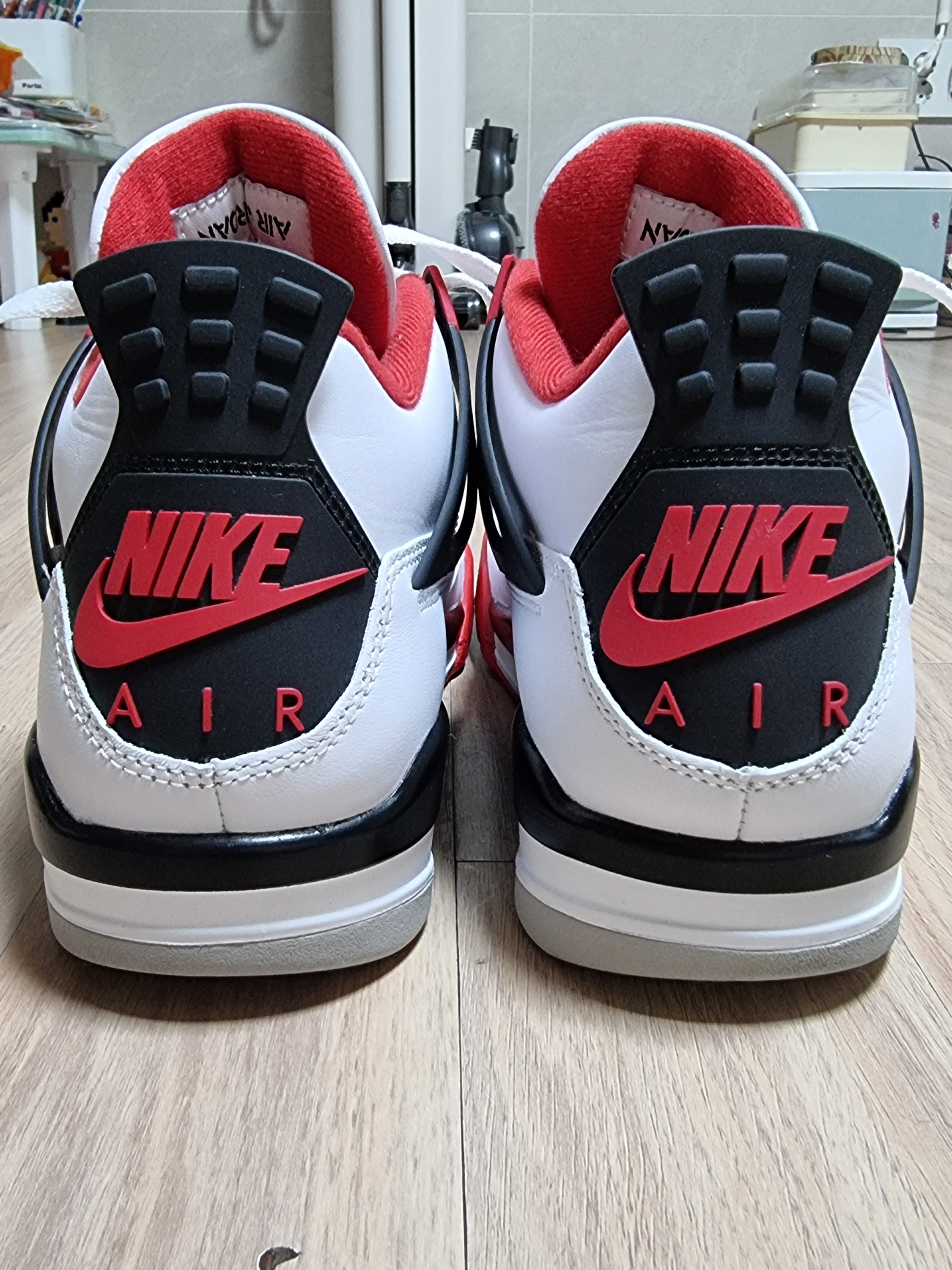 Jordan 4 Retro OG Fire Red 2020 착용 스타일 - 3