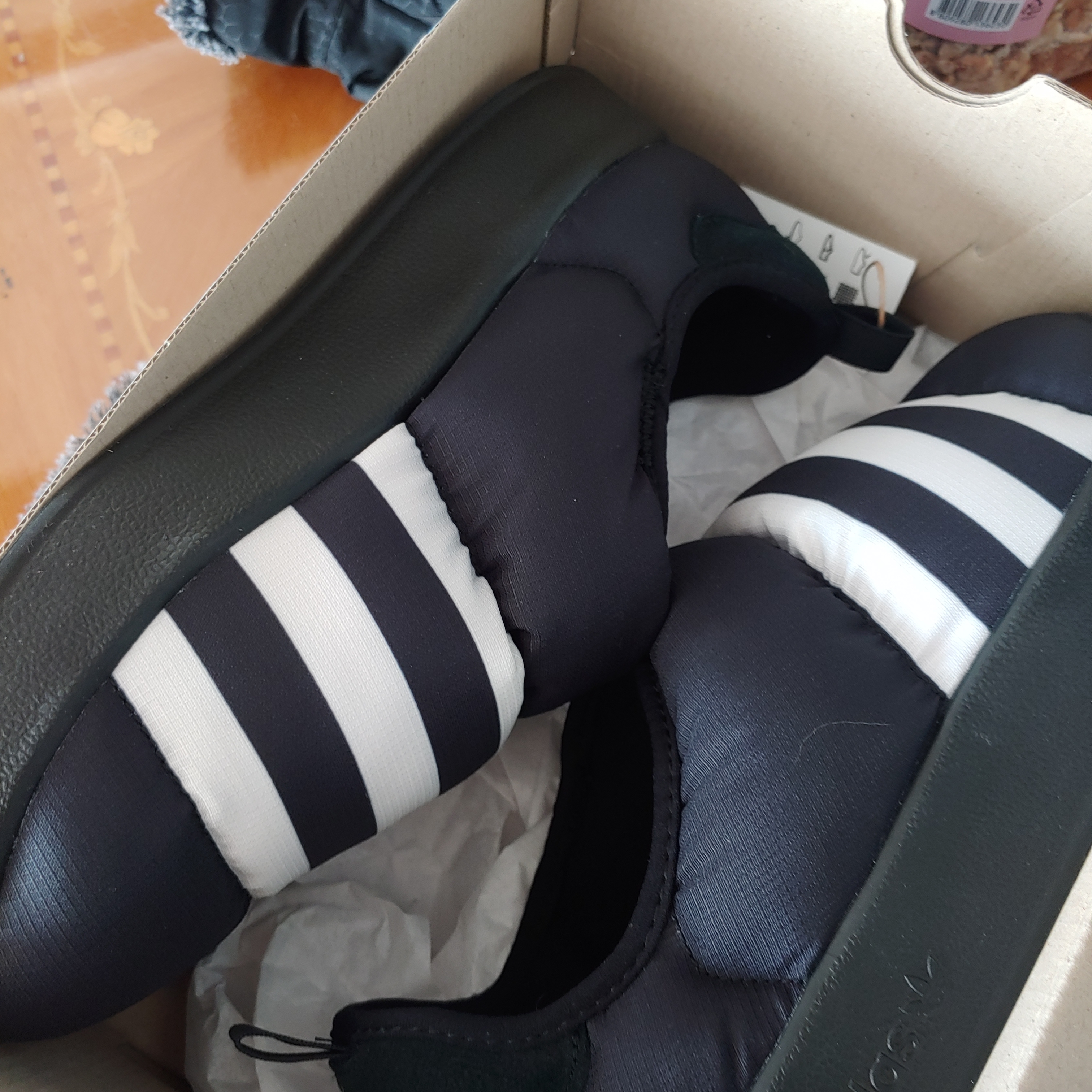 Adidas Puffylette Core Black 착용 스타일