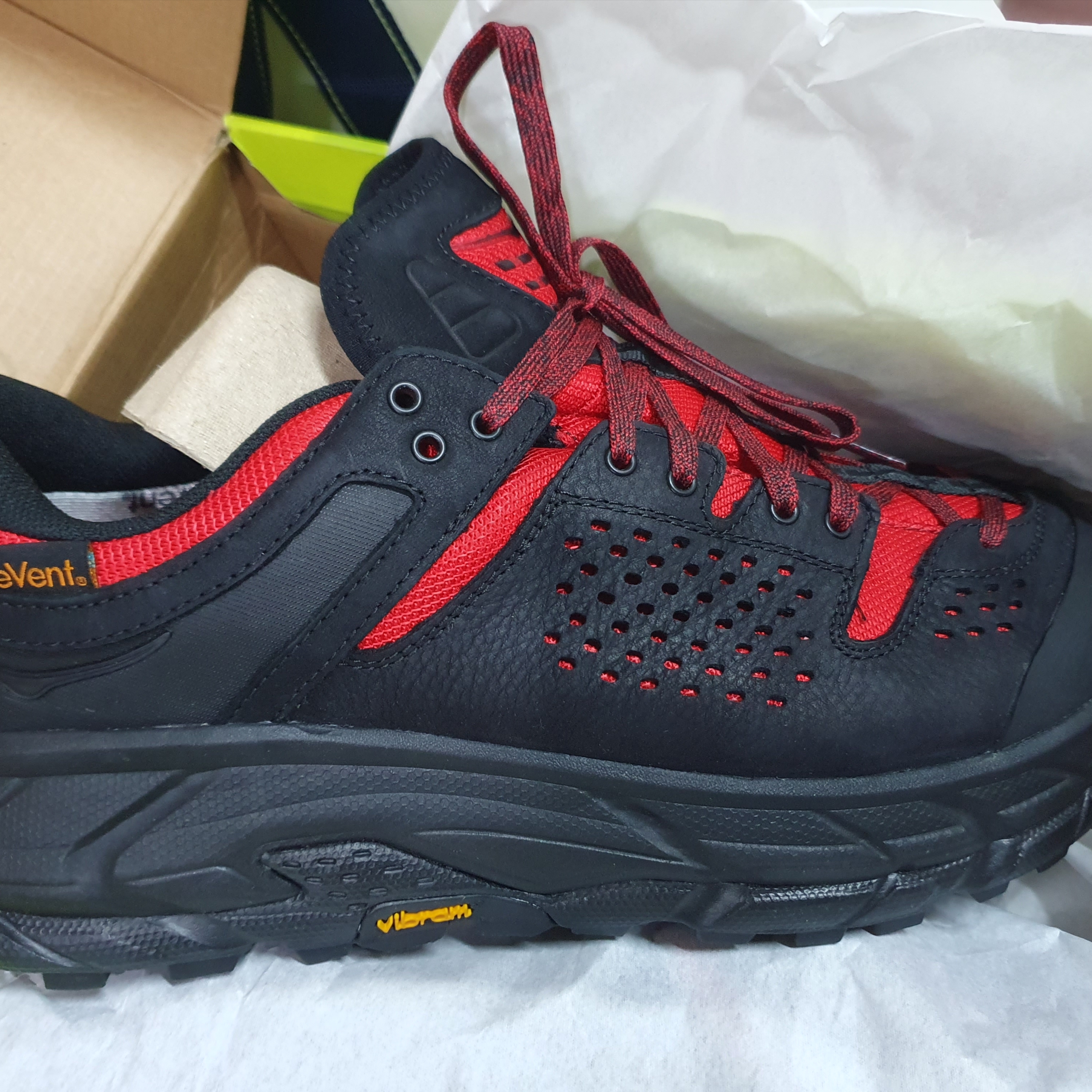 Hoka x Engineered Garments Tor Ultra Low Black Red 착용 스타일