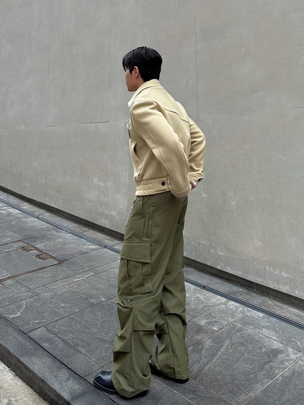 [KREAM 단독] STU Layered Paneled Short Jacket Light Beige 착용 스타일 - 2