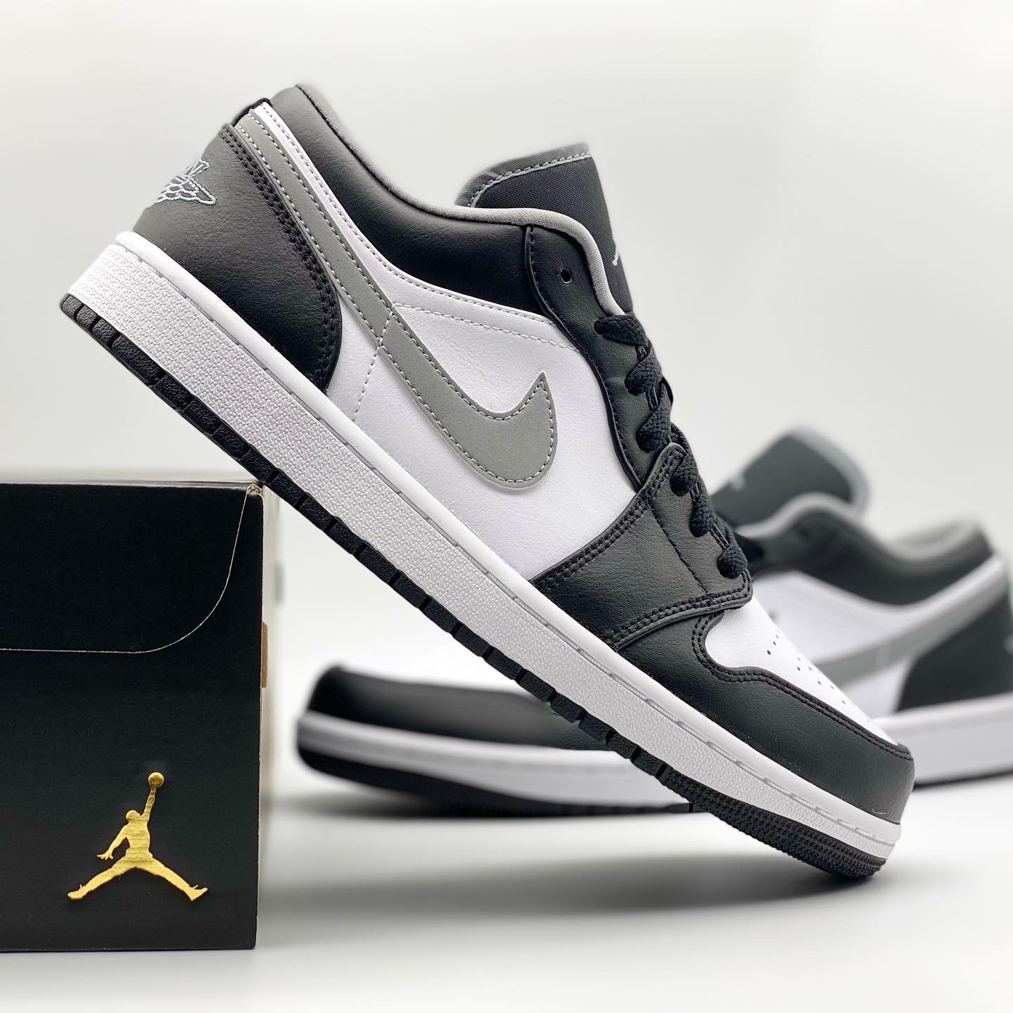 Jordan 1 Low Black Particle Grey 착용 스타일 - 4