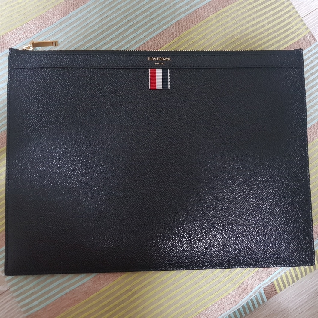 Thom Browne Medium Document Holder Black 착용 스타일