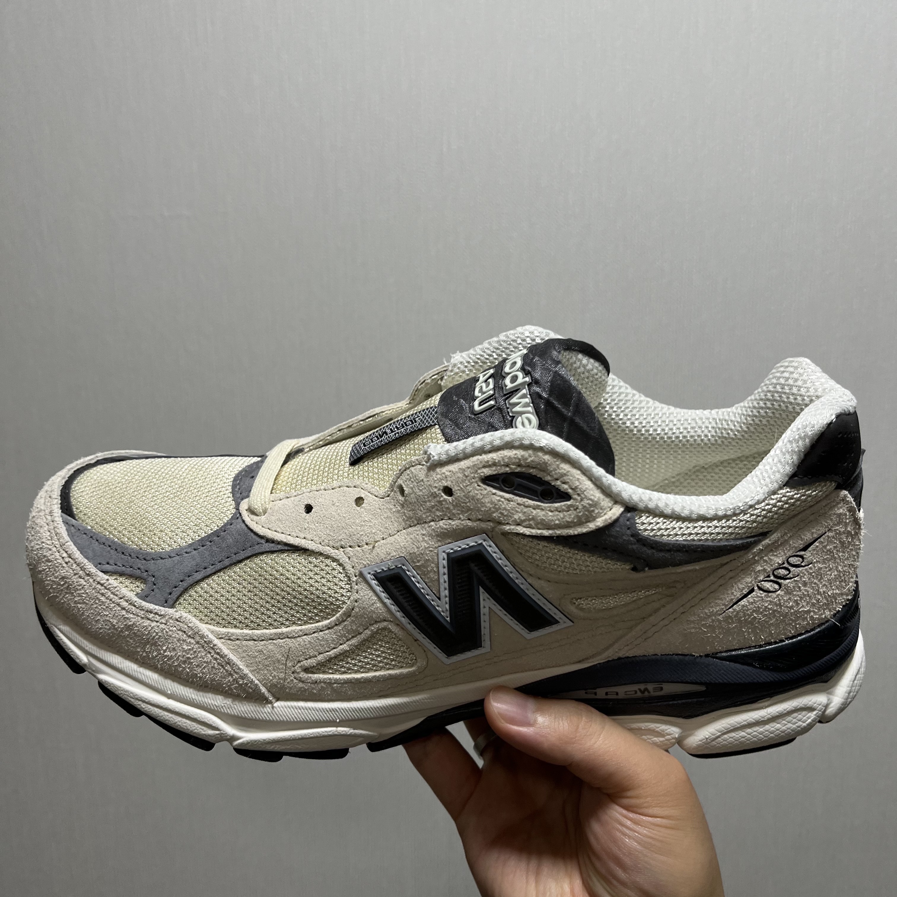 New Balance 990v3 Made in USA Moonbeam Macadamia Nut 착용 스타일