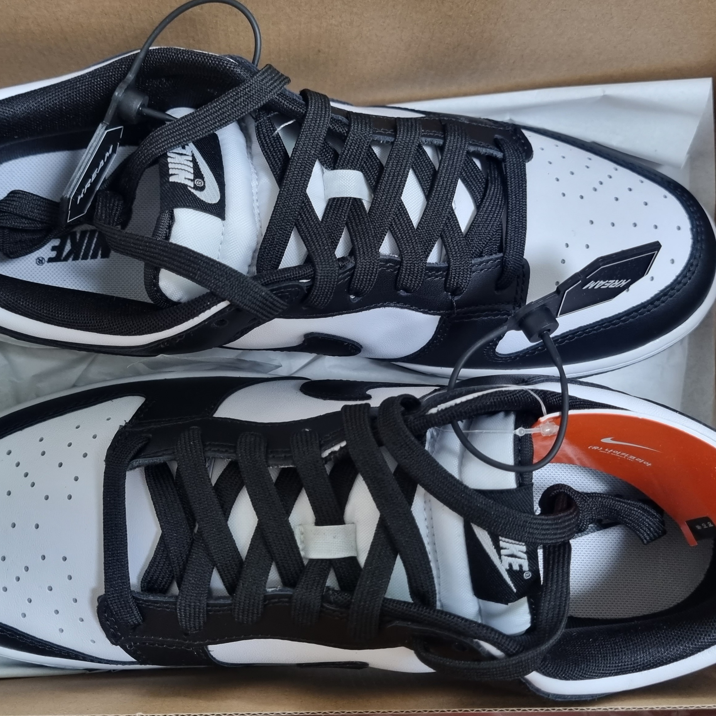 Nike Dunk Low Retro Black, Jordan 1 Mid Taxi 착용 스타일 - 4