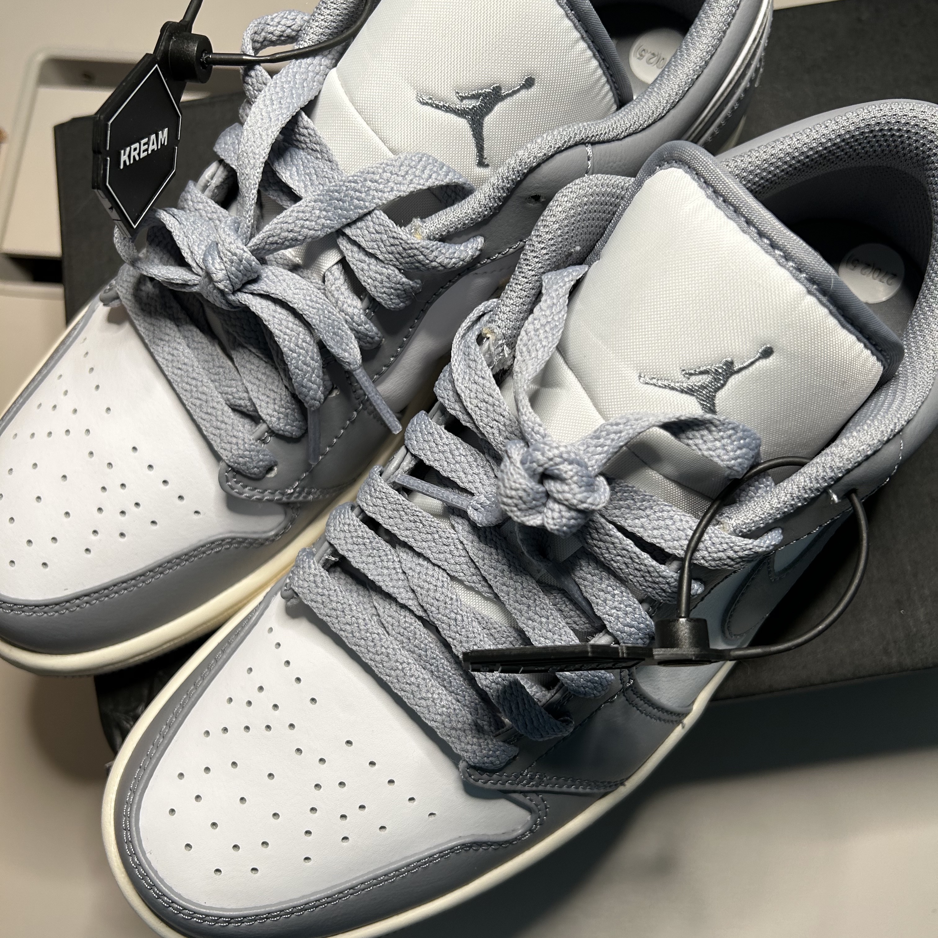 Jordan 1 Low Stealth and White 착용 스타일 - 1