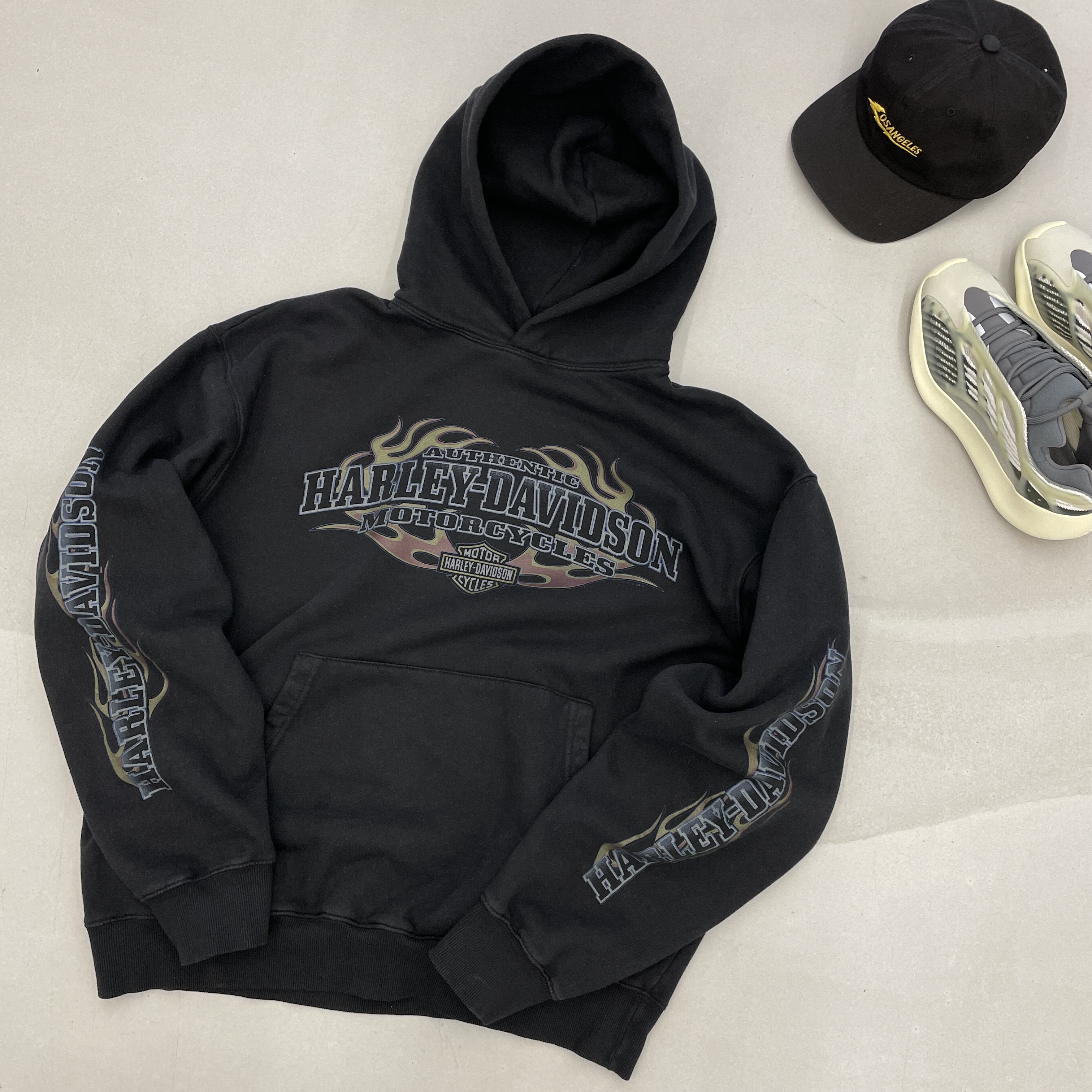 Adidas Yeezy 700 V3 Fade Salt, Yeezy Gap Engineered By Balenciaga Flame Cap Black 착용 스타일 - 1