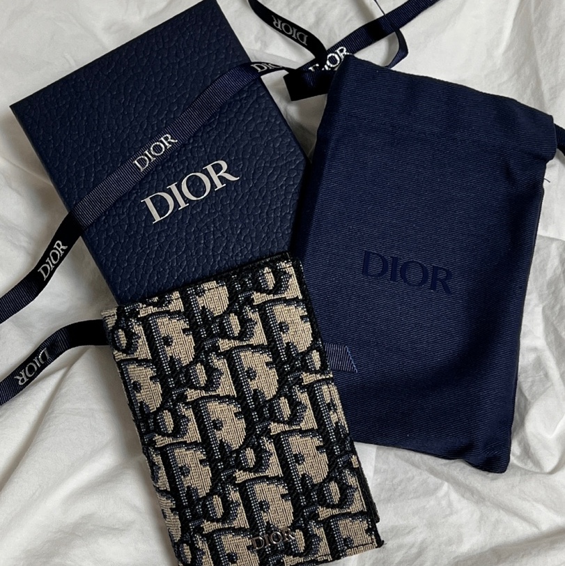 Dior Bi-Fold Card Holder Beige & Black Dior Oblique Jacquard 착용 스타일