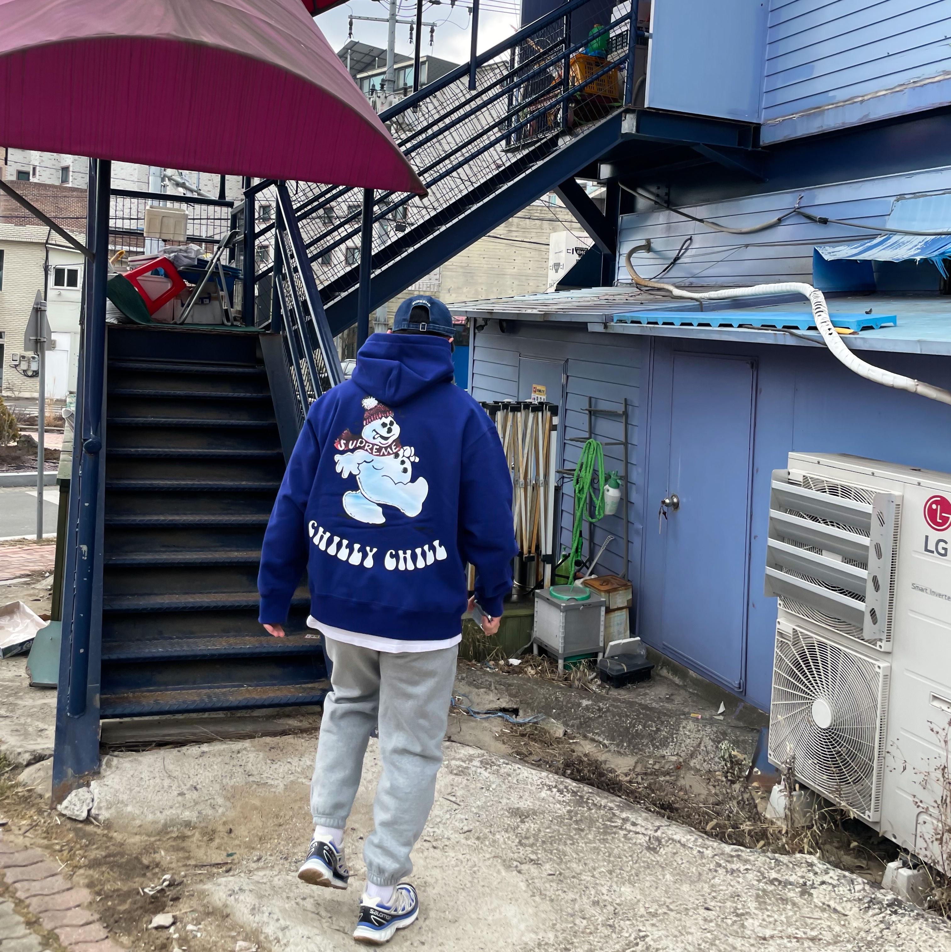 Supreme Snowman Hooded Sweatshirt Dark Royal - 21FW, Supreme Pigment Print S Logo 6-Panel Indigo - 22FW 착용 스타일