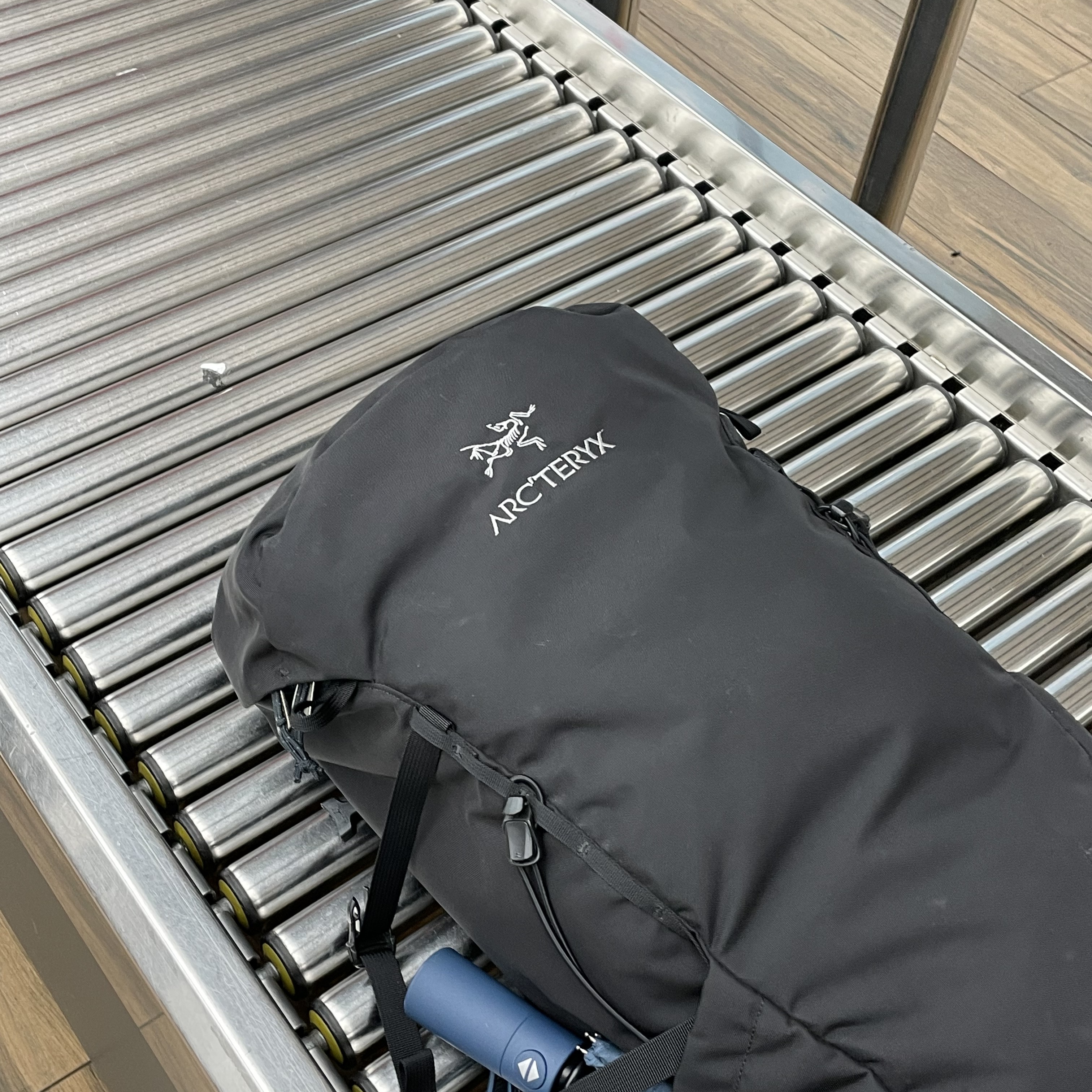 Arc'teryx Brize 25 Backpack Black, New Balance 992 Made in USA Black Grey 착용 스타일 - 2