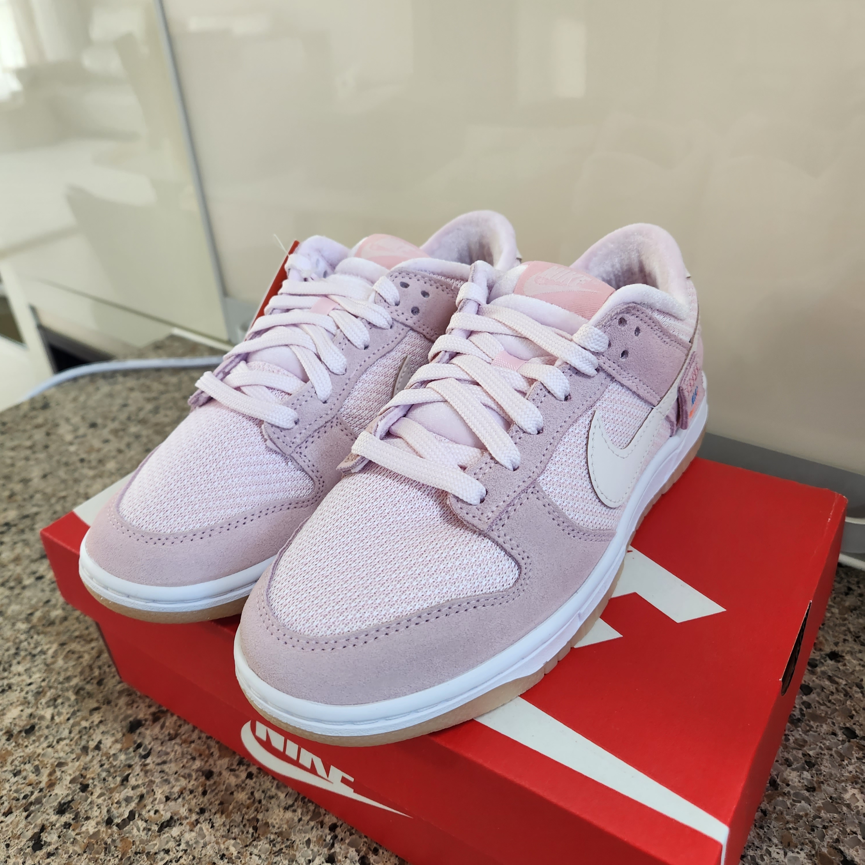 (W) Nike Dunk Low SE Light Soft Pink 착용 스타일 - 1