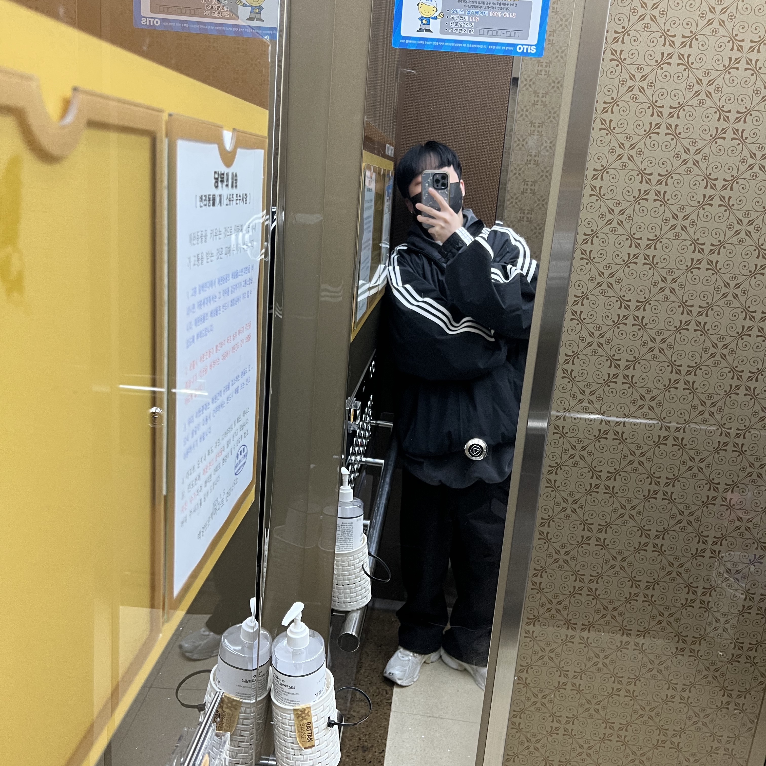 Balenciaga x Adidas Performance Poplin Tracksuit Jacket Black, Balenciaga Runner Sneakers White 착용 스타일