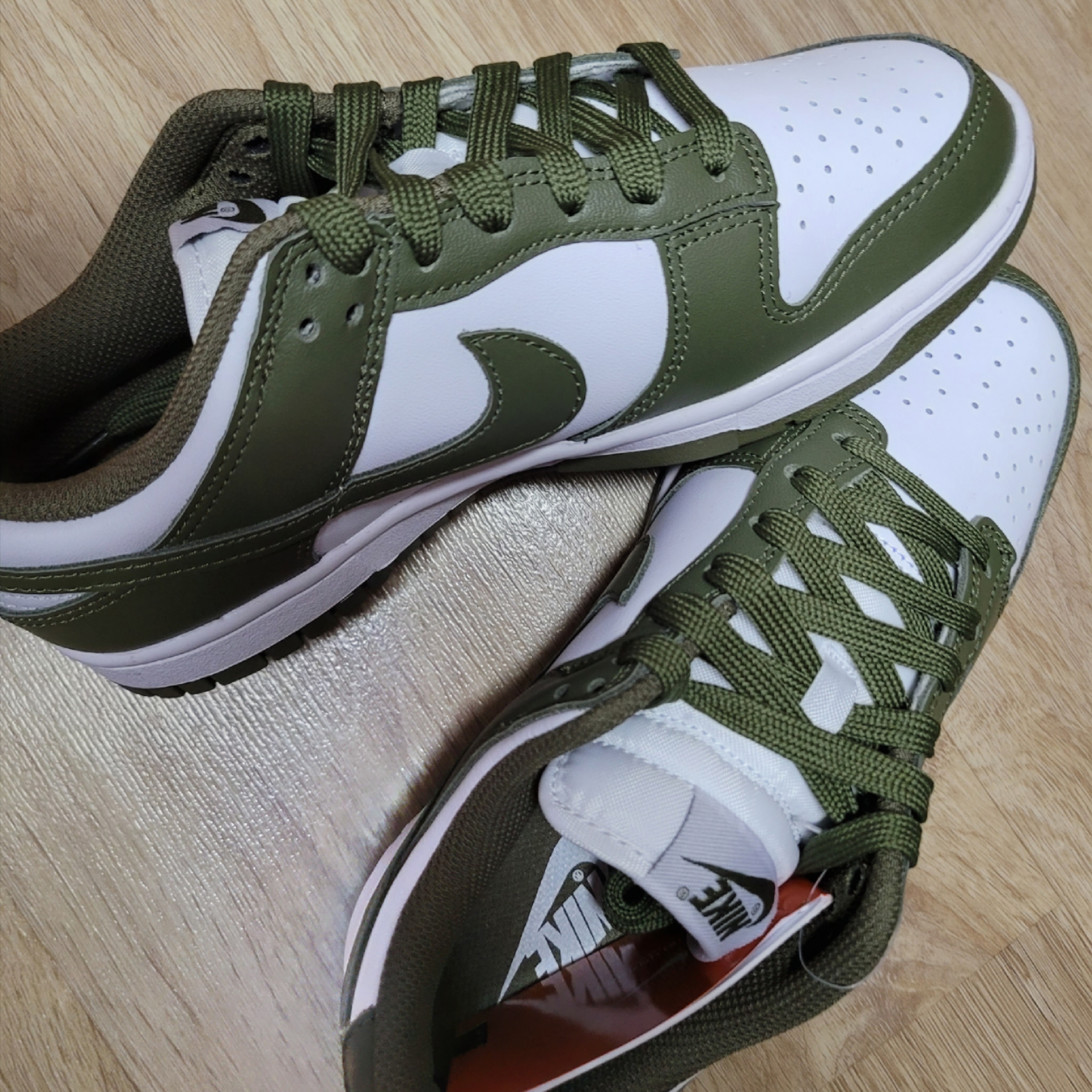 (W) Nike Dunk Low Medium Olive 착용 스타일 - 2
