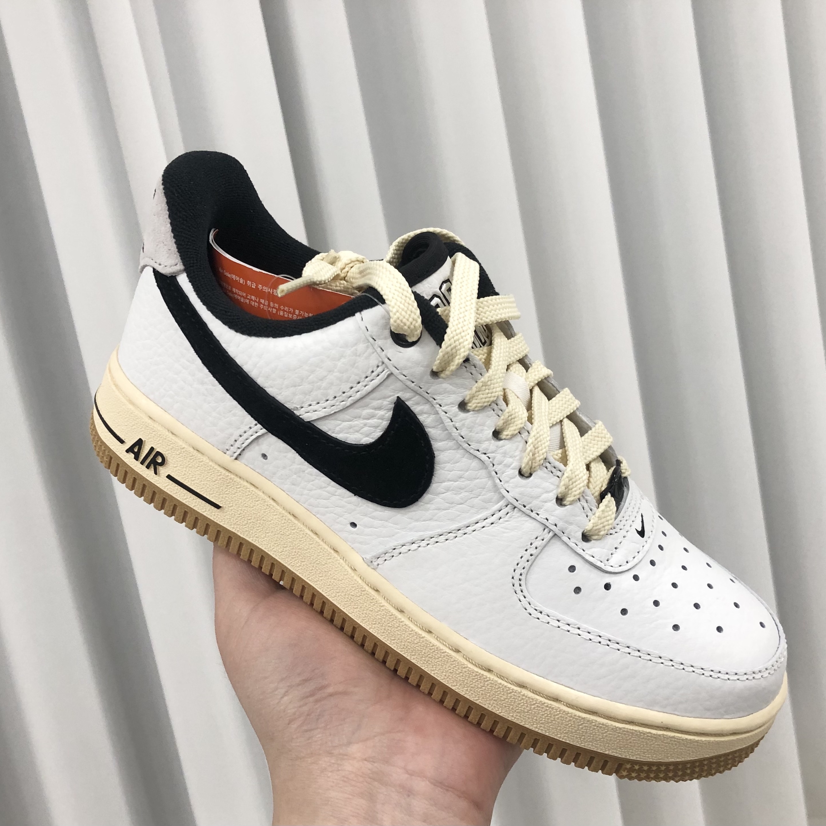 (W) Nike Air Force 1 '07 LX Black and Summit White 착용 스타일 - 1