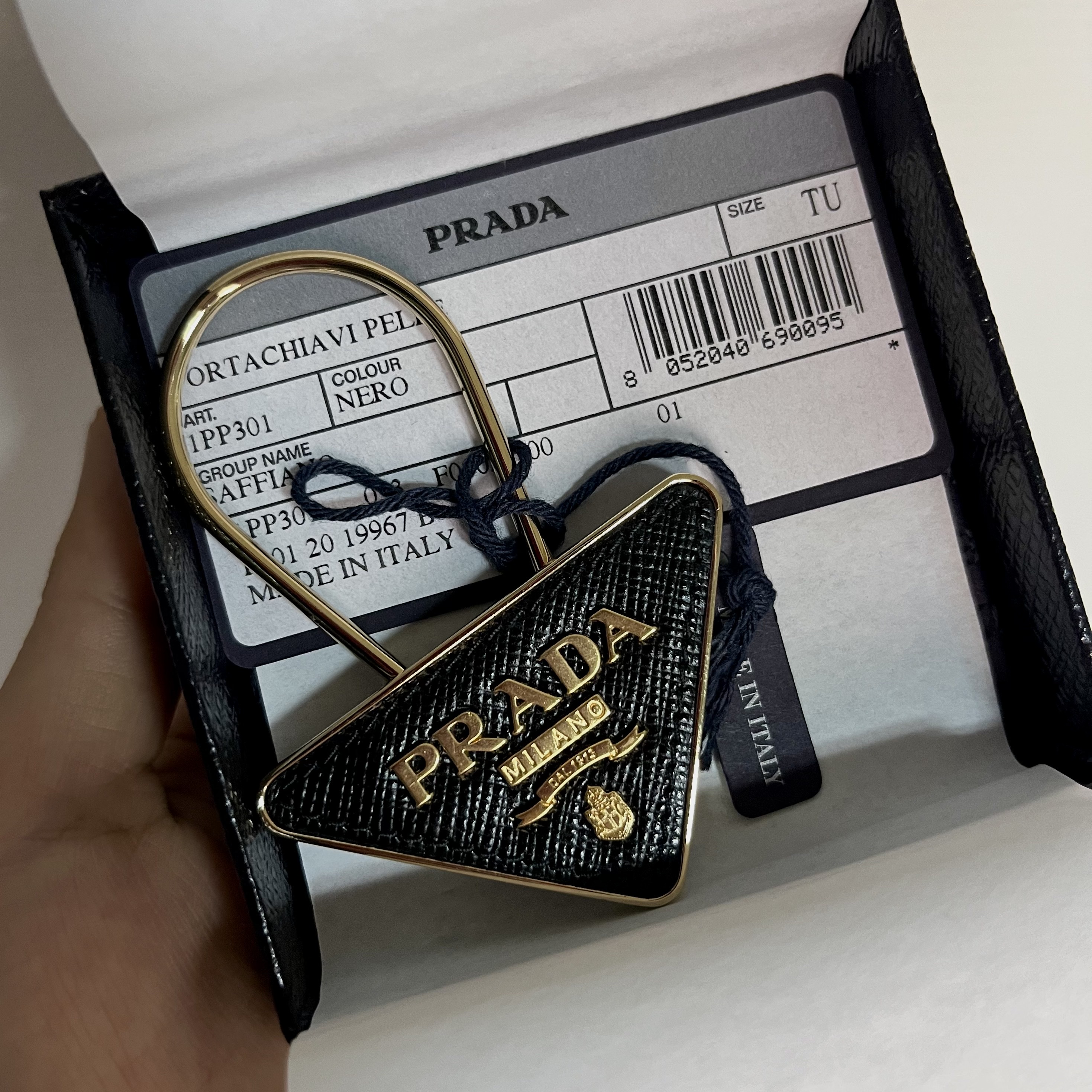 Prada Metal Keyring Black Gold 착용 스타일
