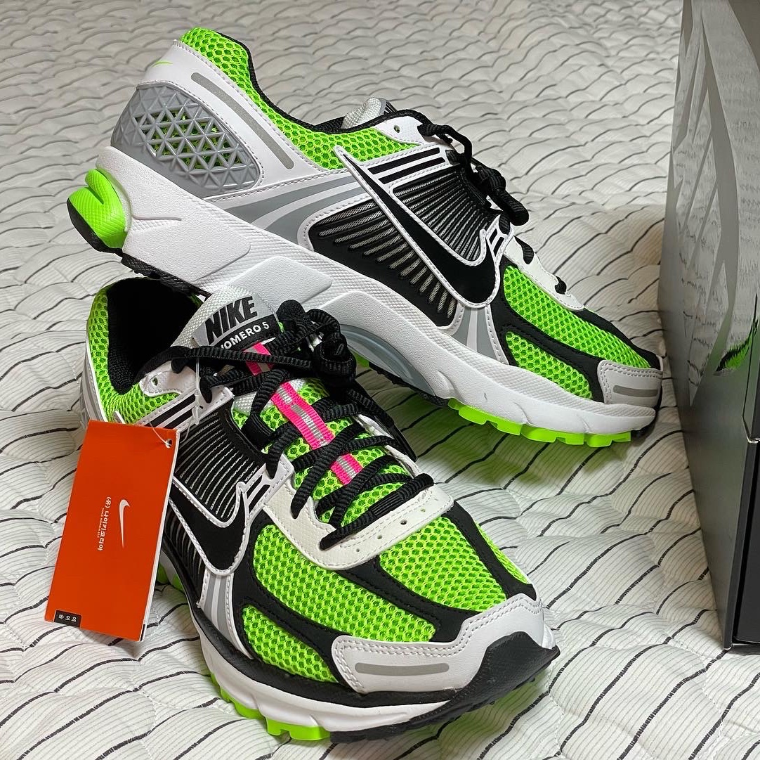 Nike Zoom Vomero 5 Electric Green Black 착용 스타일 - 1