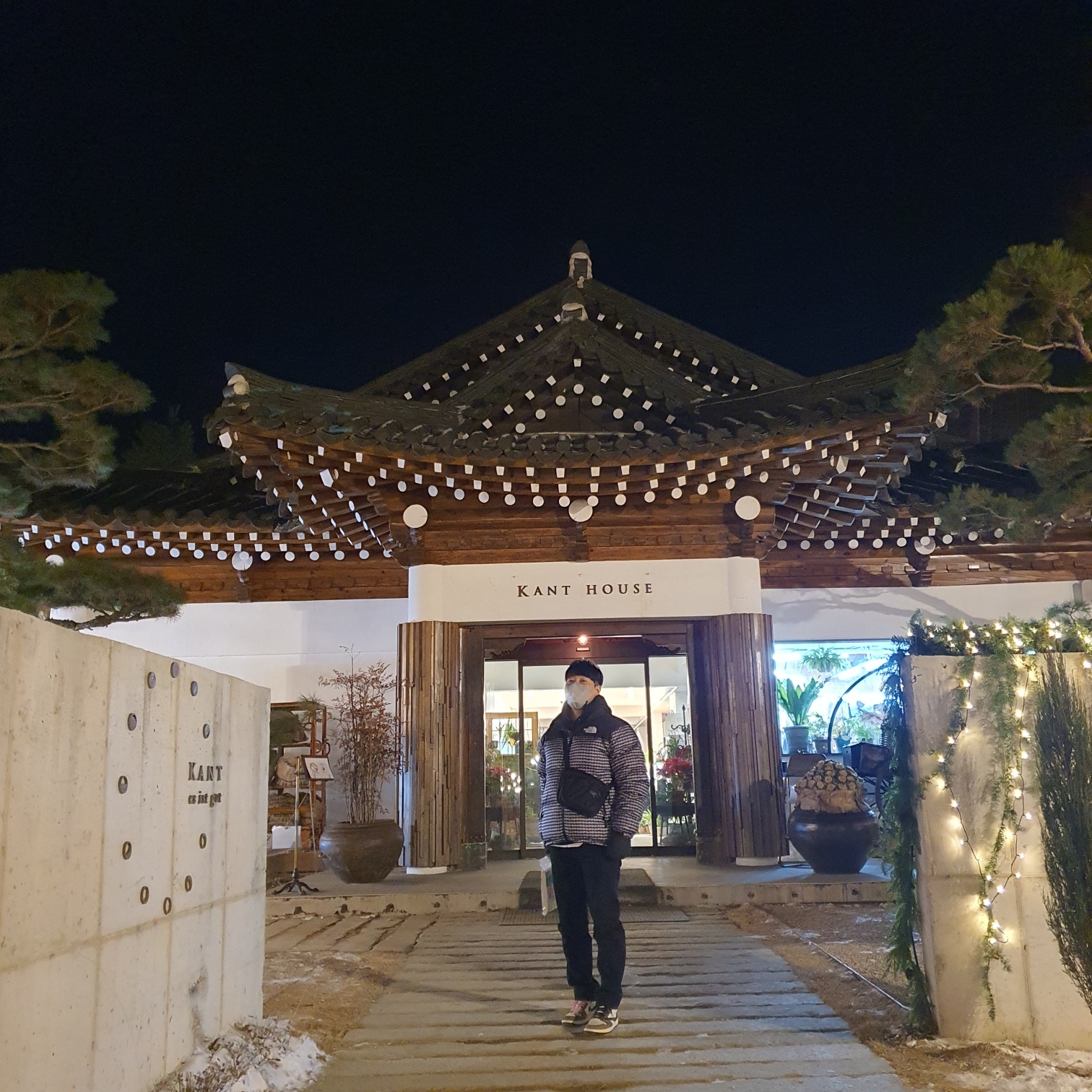 Supreme x The North Face Studded Nuptse Jacket Black - 21SS, Arc'teryx Mantis 2 Waistpack Black 착용 스타일