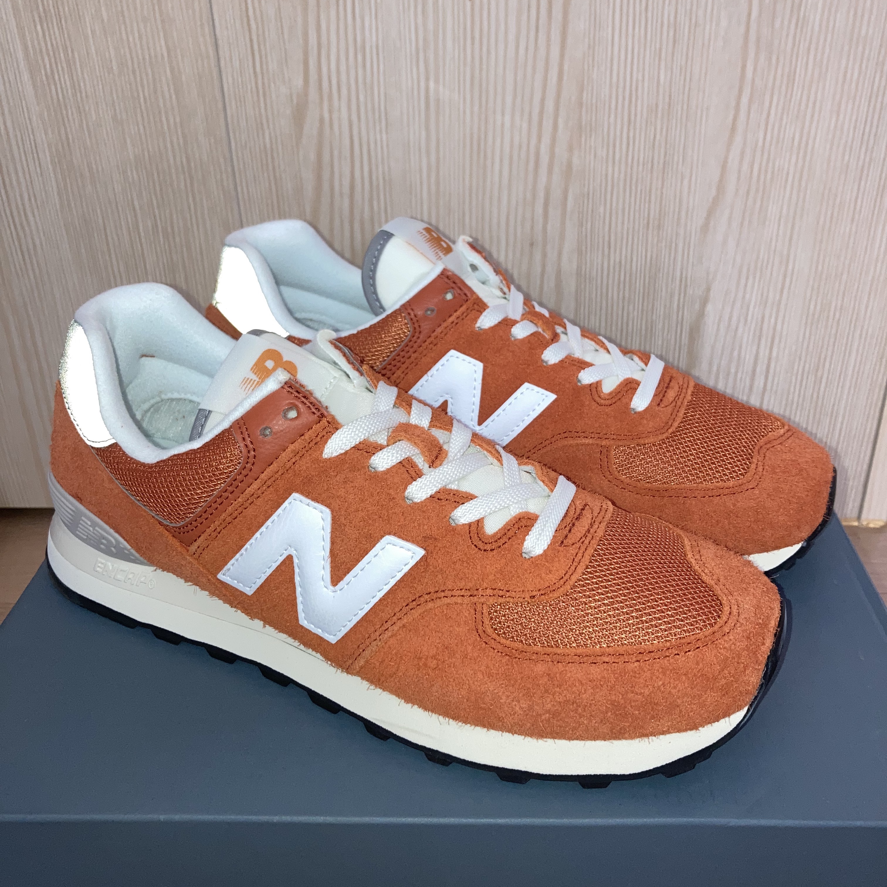 New Balance 574 Heritage Orange Burst White 착용 스타일