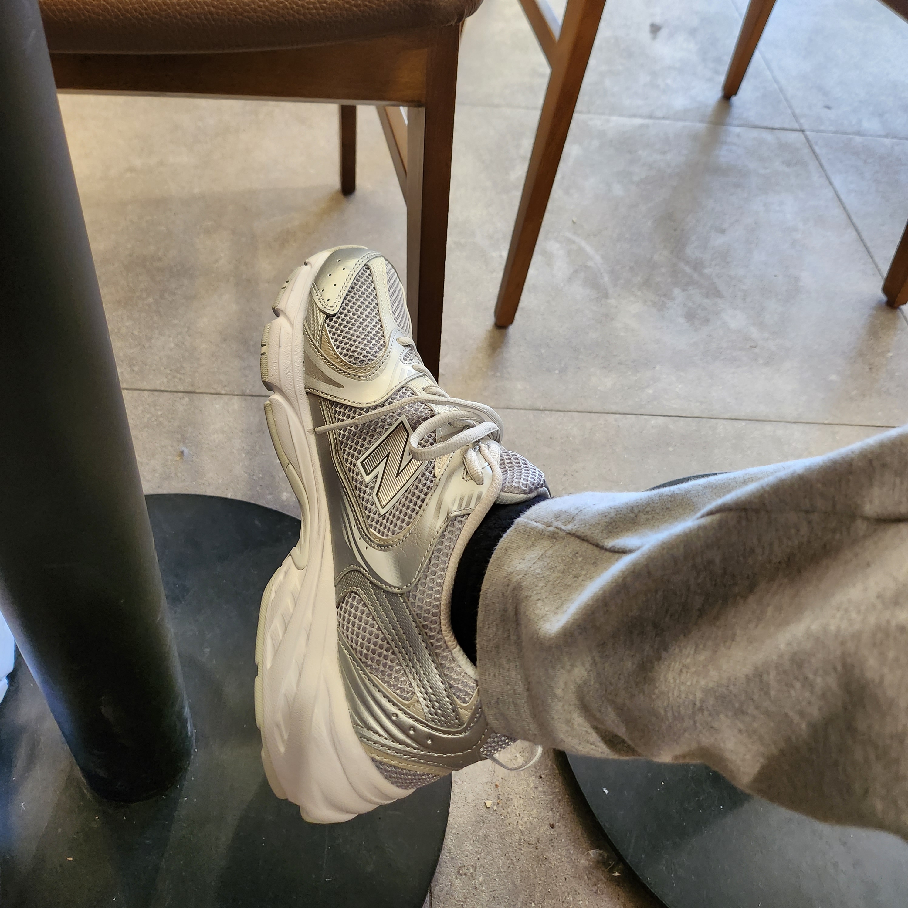New Balance 530 Silver Grey 착용 스타일