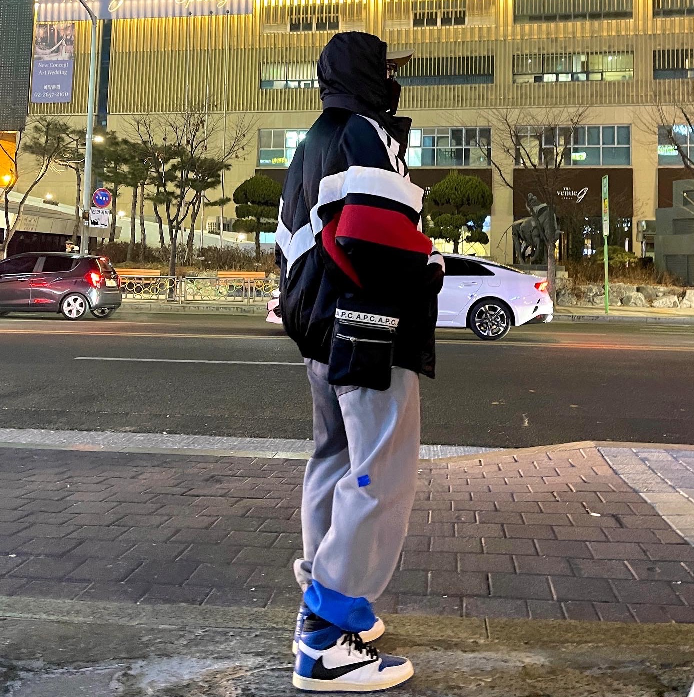 Jordan 1 x Travis Scott x Fragment Retro High OG SP Military Blue, Zara x Ader Error Patch Jogger Pants Dark Anthracite Grey 착용 스타일 - 1
