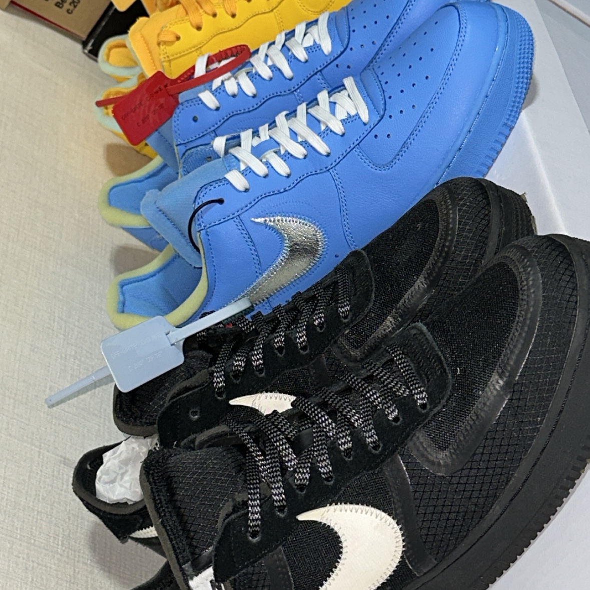 Nike x Off-White Air Force 1 Low Black White, Nike x Off-White Air Force 1 '07 University Gold 착용 스타일