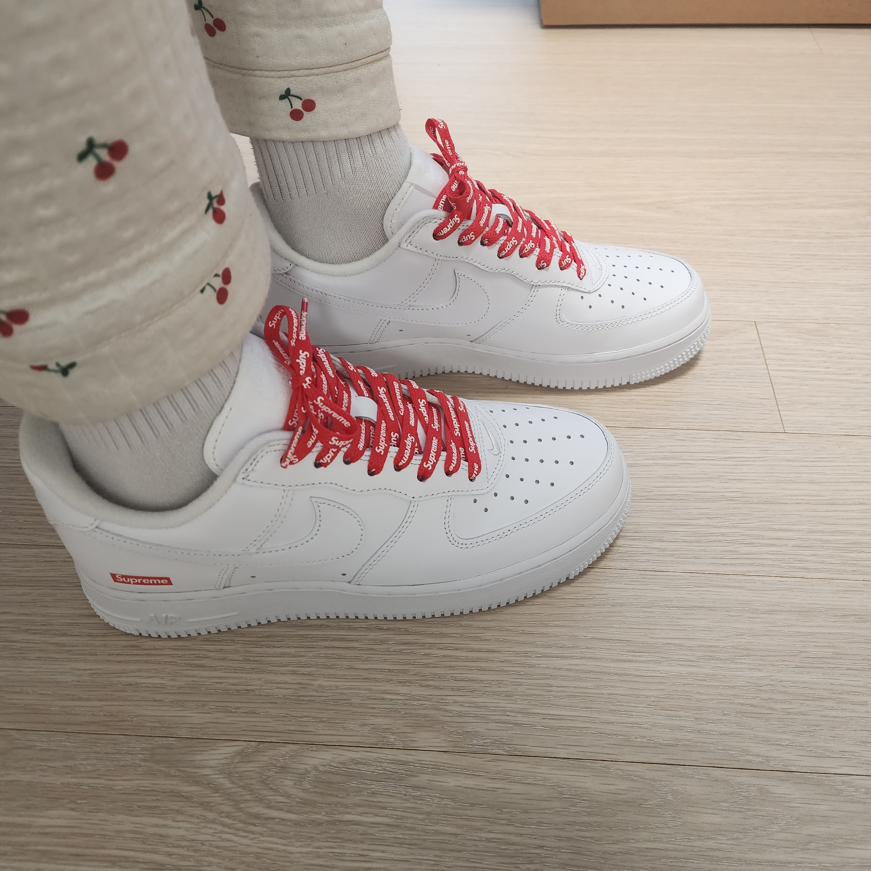 Nike x Supreme Air Force 1 Low White 착용 스타일