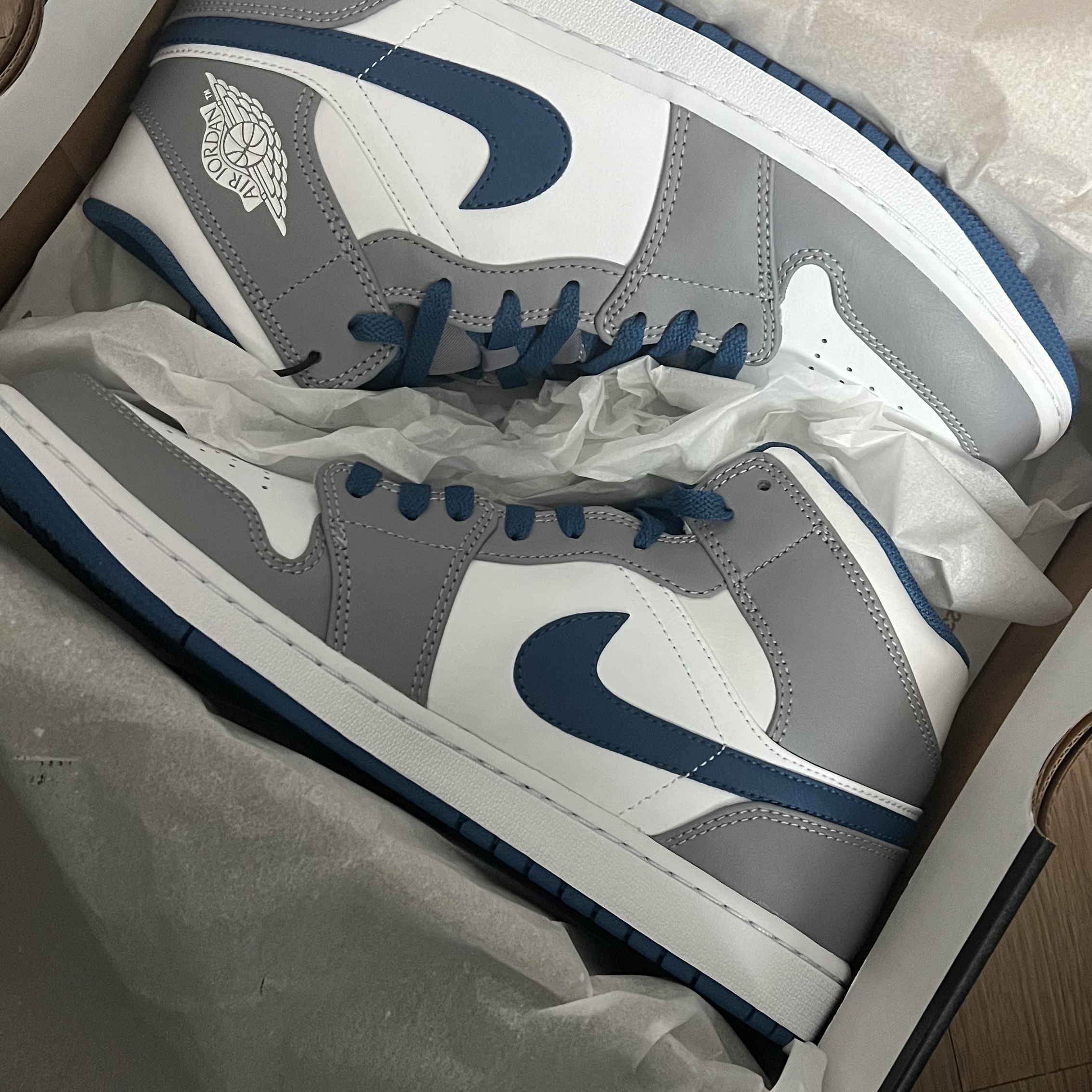 Jordan 1 Mid Cement Grey True Blue 착용 스타일
