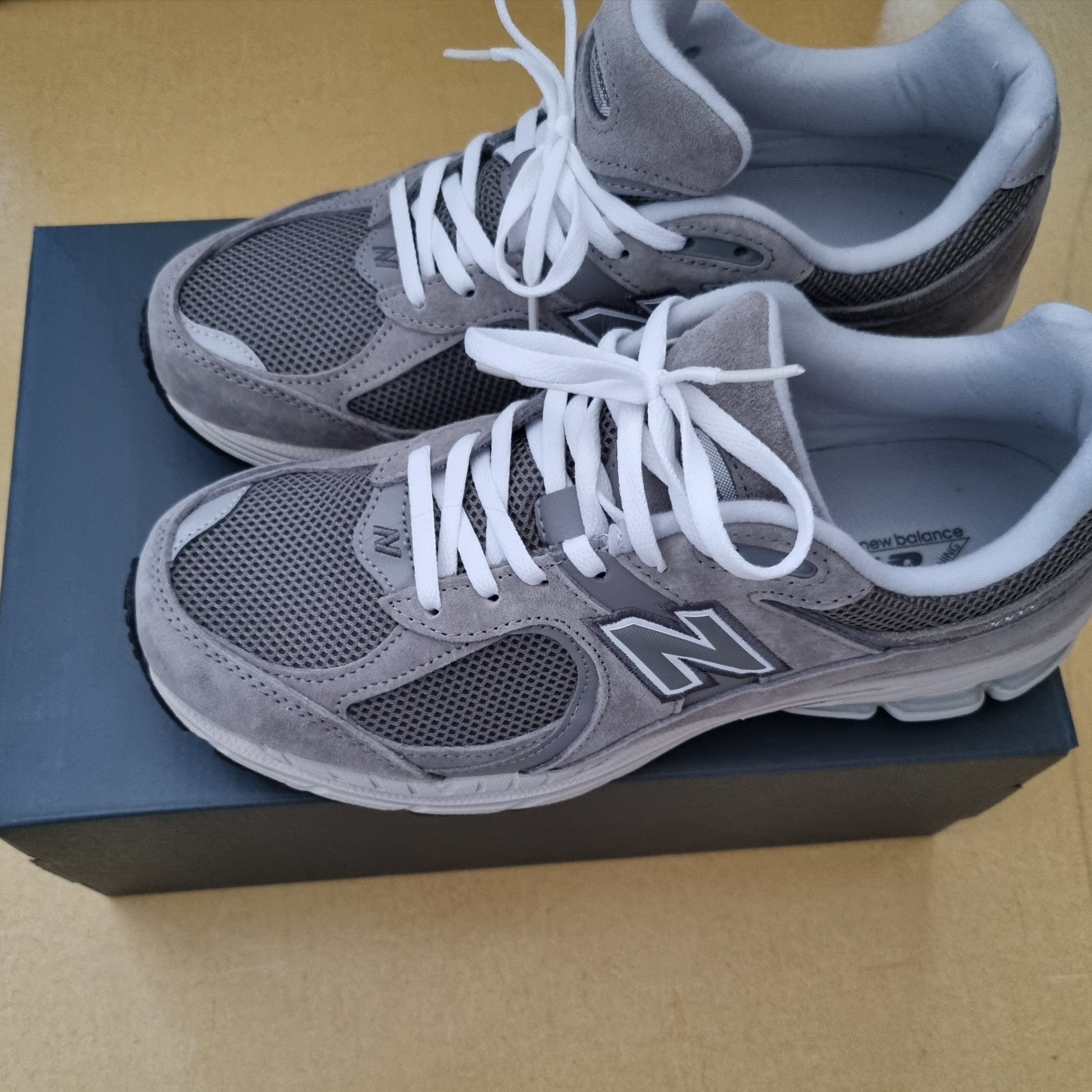 New Balance 2002R Grey 착용 스타일