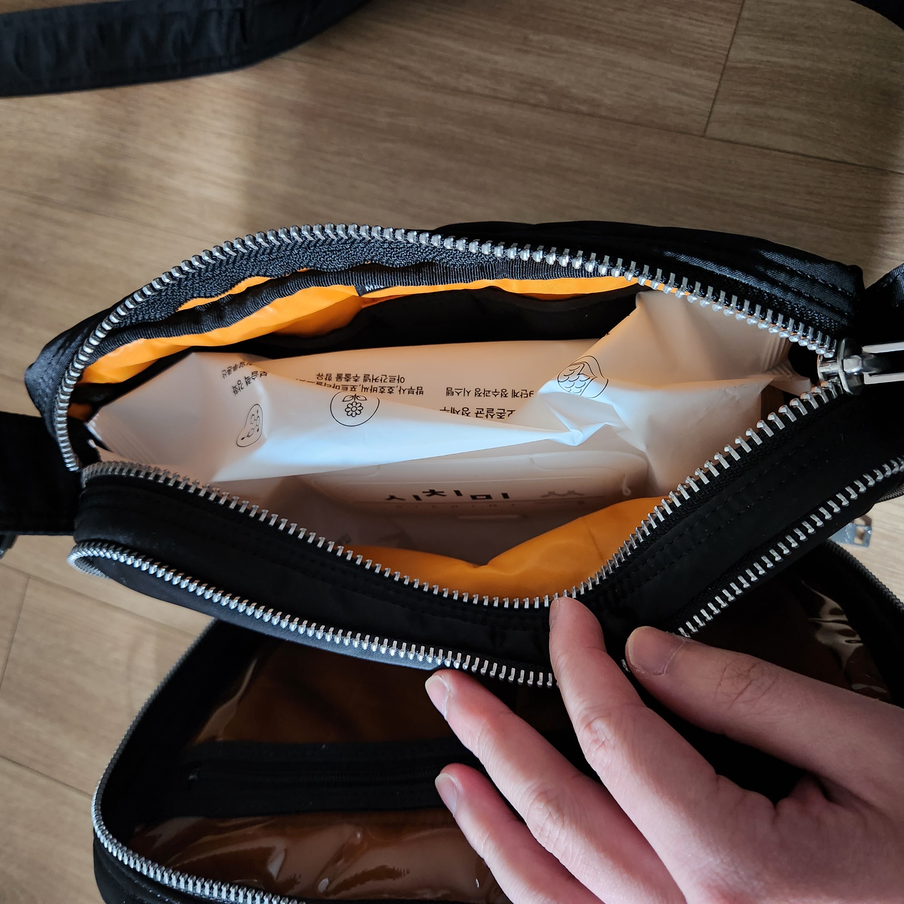 Porter Tanker Shoulder Bag S Black 착용 스타일 - 4