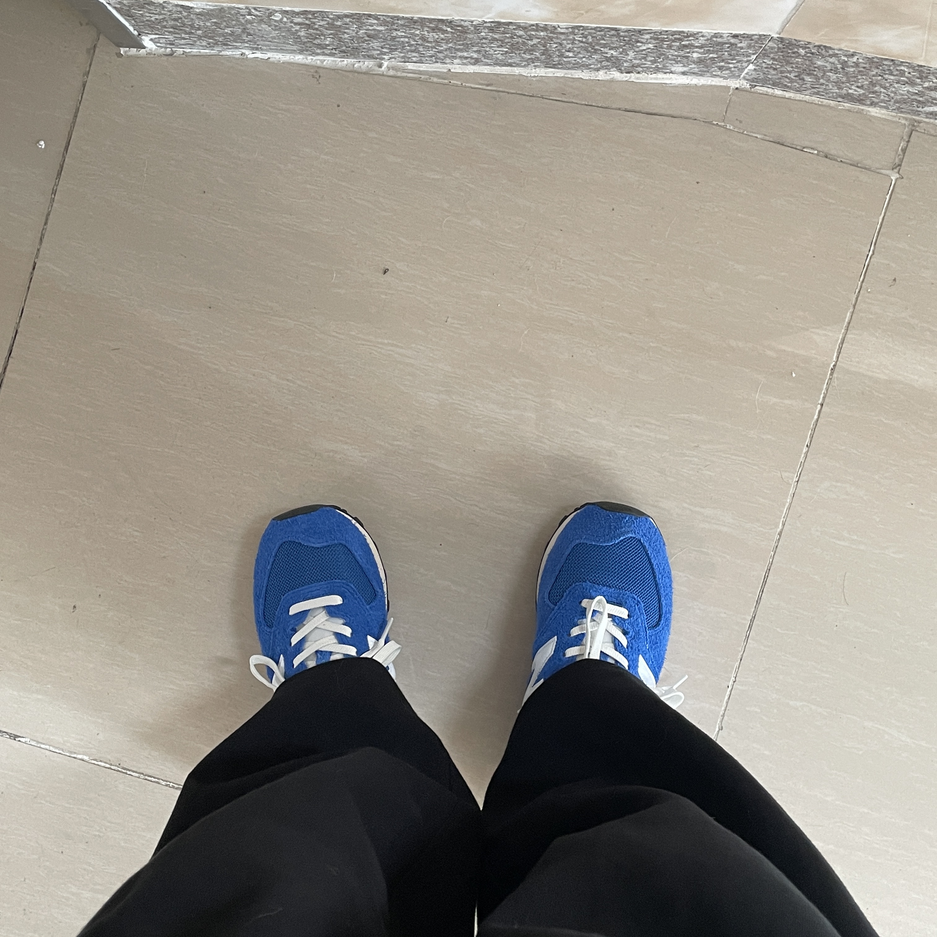 New Balance 574 Heritage Blue White 착용 스타일