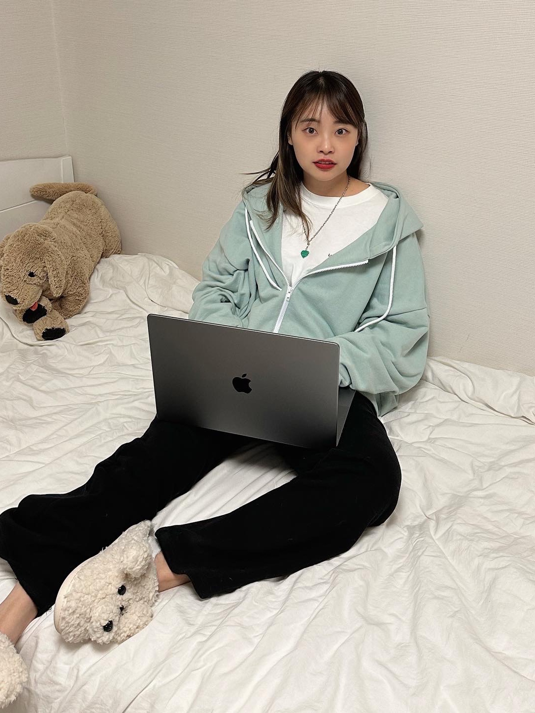 Apple 2021 MacBook Pro 16 M1 Pro 10-Core 512GB SSD / 16GB RAM Space Gray (Korean Ver.), Human Made Five Heart Necklace Silver 착용 스타일 - 3