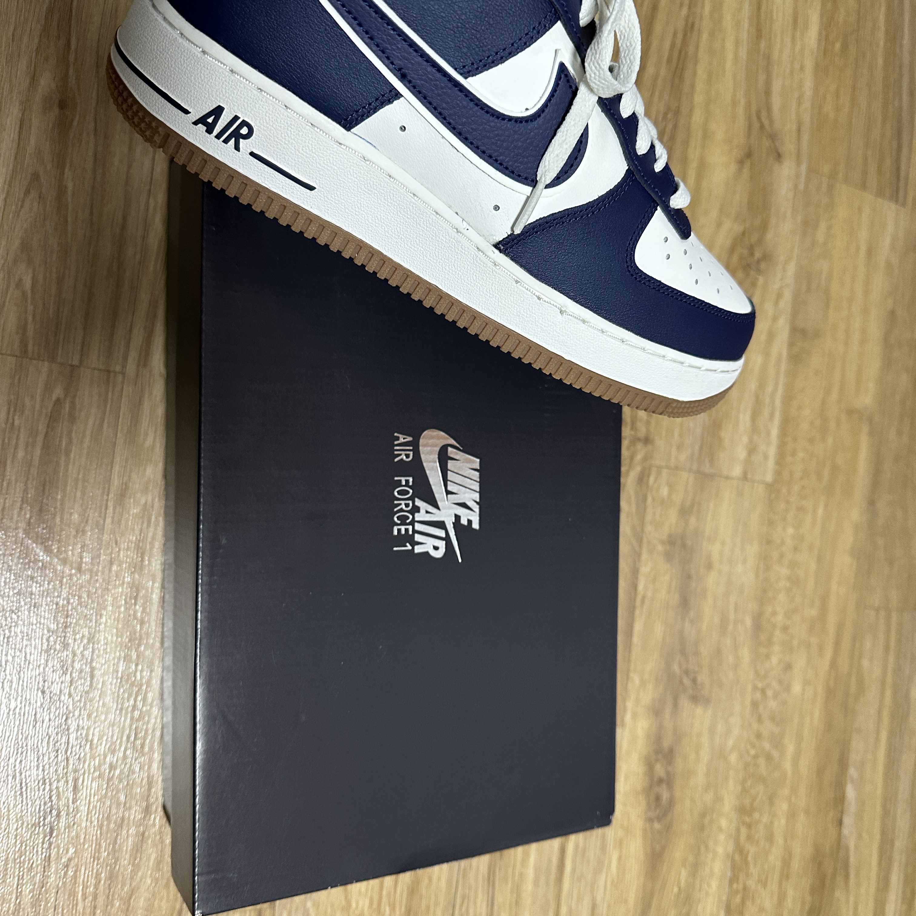 Nike Air Force 1 '07 LV8 Midnight Navy 착용 스타일 - 2