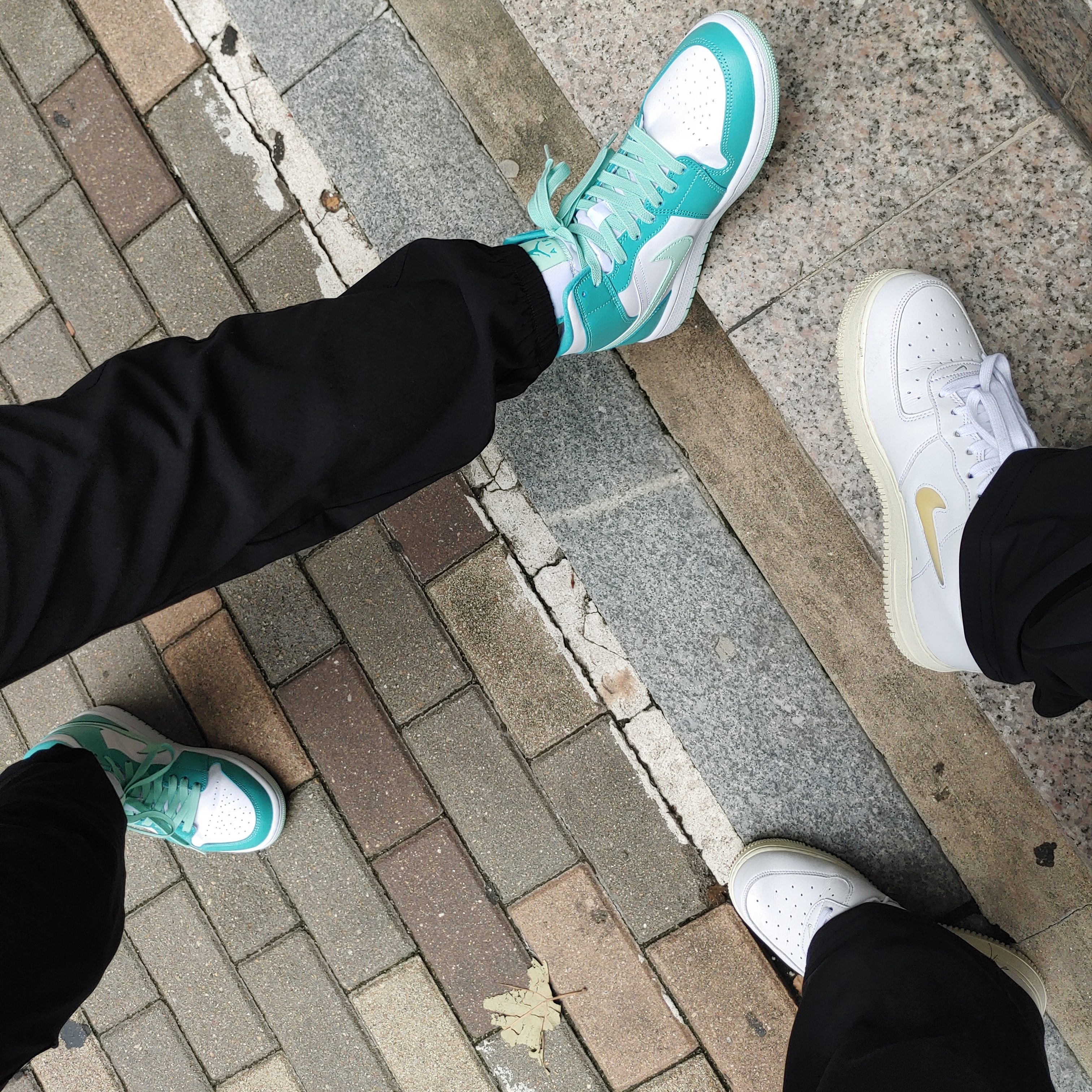 (W) Jordan 1 Mid Washed Teal Mint Foam, Nike Air Force 1 '07 LX Pale Vanilla 착용 스타일