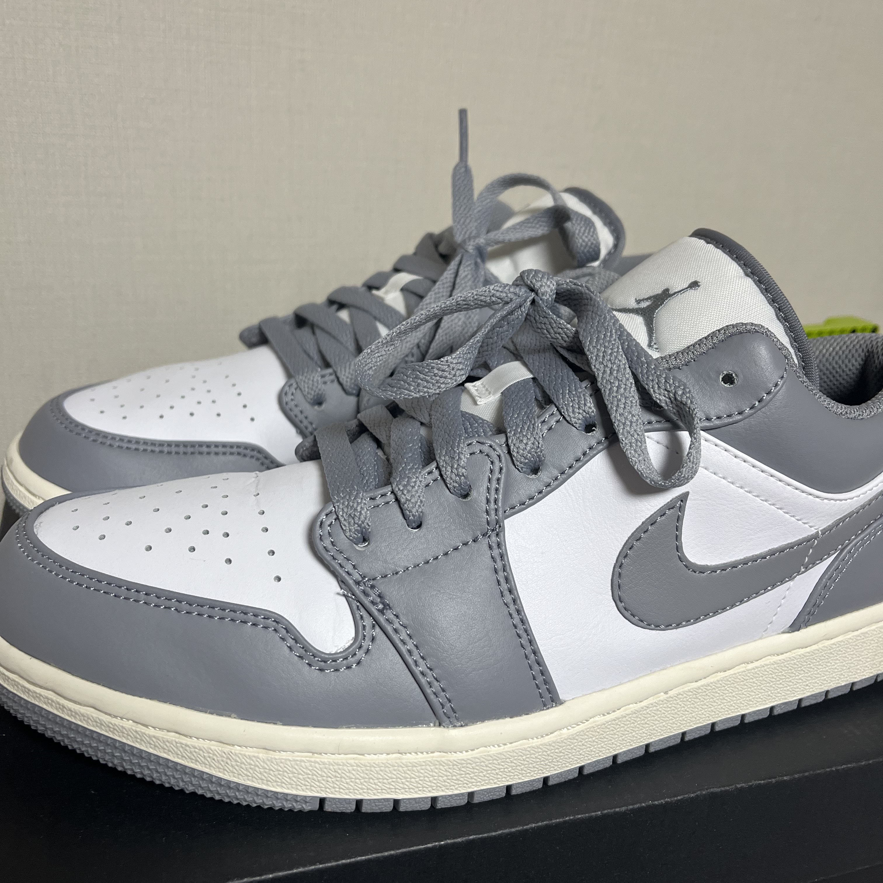Jordan 1 Low Stealth and White 착용 스타일 - 1