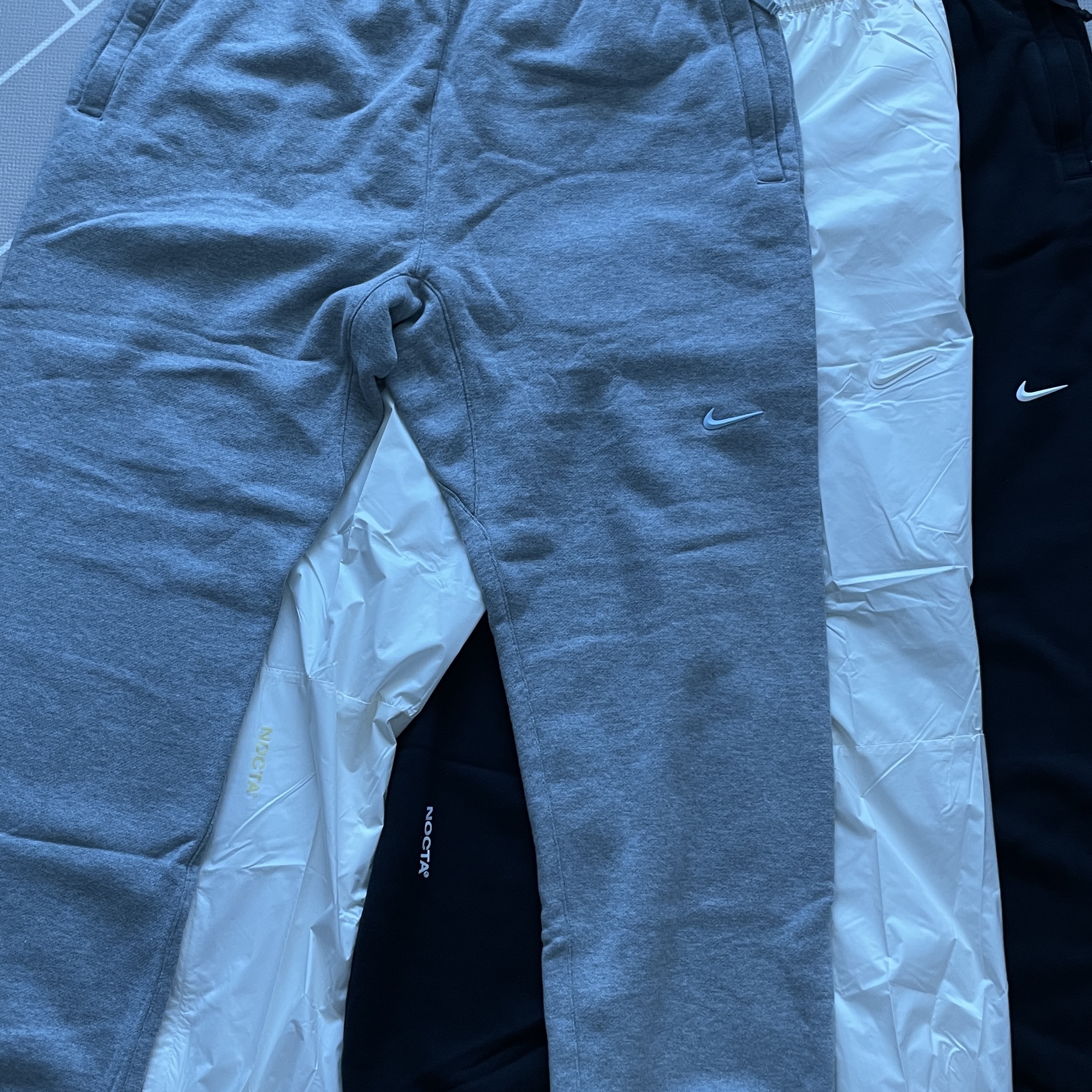 Nike x Drake Nocta NRG Fleece Sweatpants Dark Grey Heather, Nike x Drake Nocta Golf Pants Sail - US/EU 착용 스타일 - 1