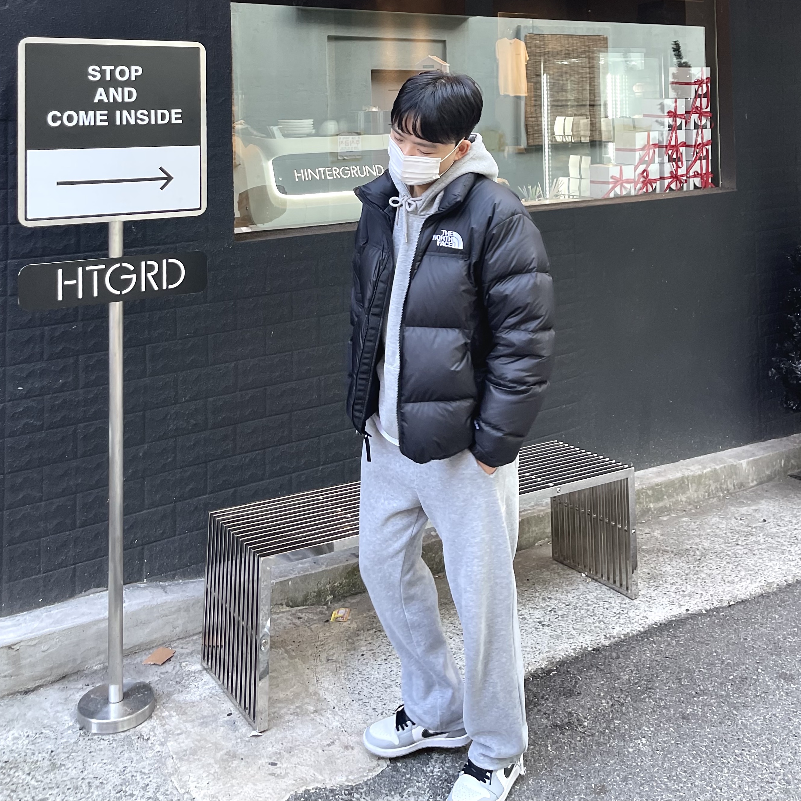 The North Face 1996 Eco Nuptse Jacket Black, Jordan 1 Mid Light Smoke Grey Anthracite 착용 스타일 - 3