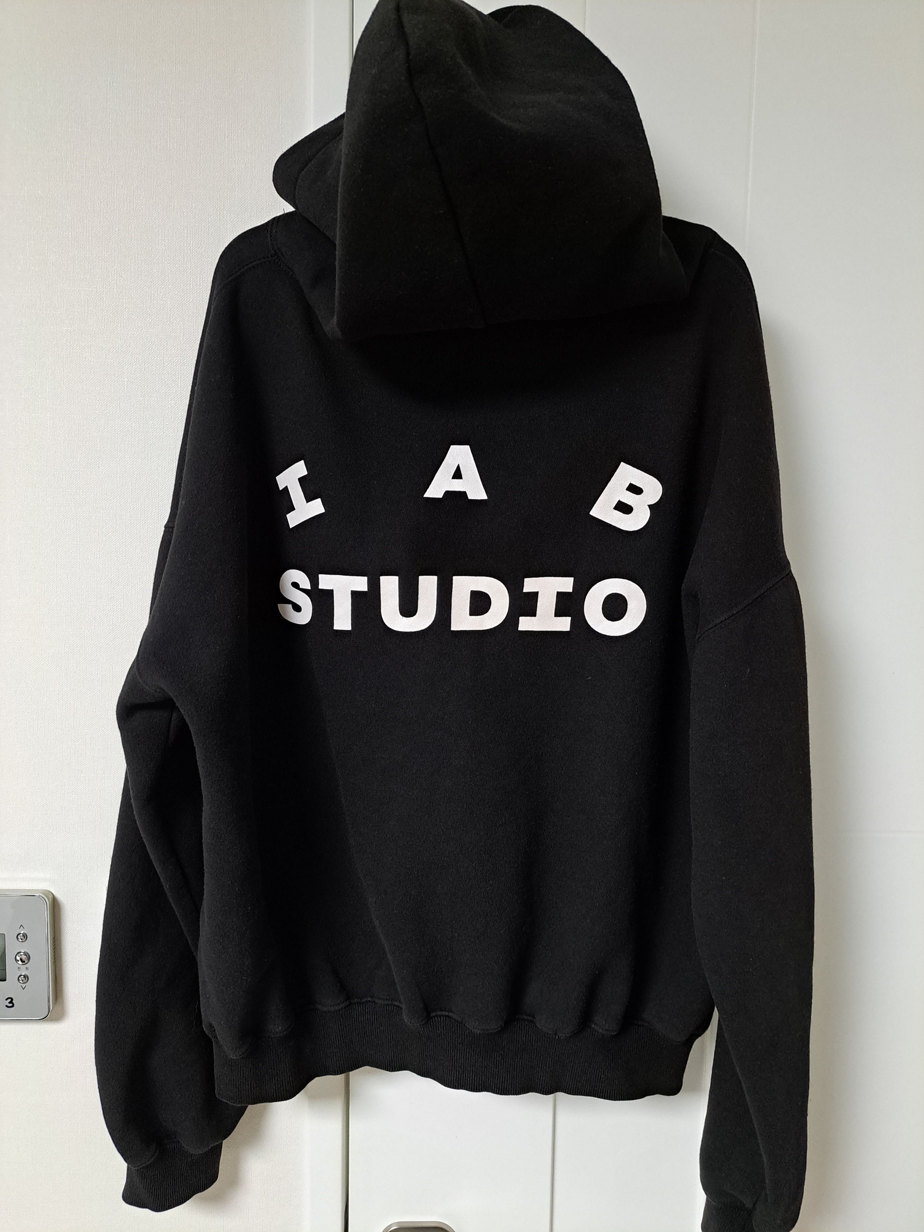 IAB Studio Hoodie Black White 착용 스타일 - 2