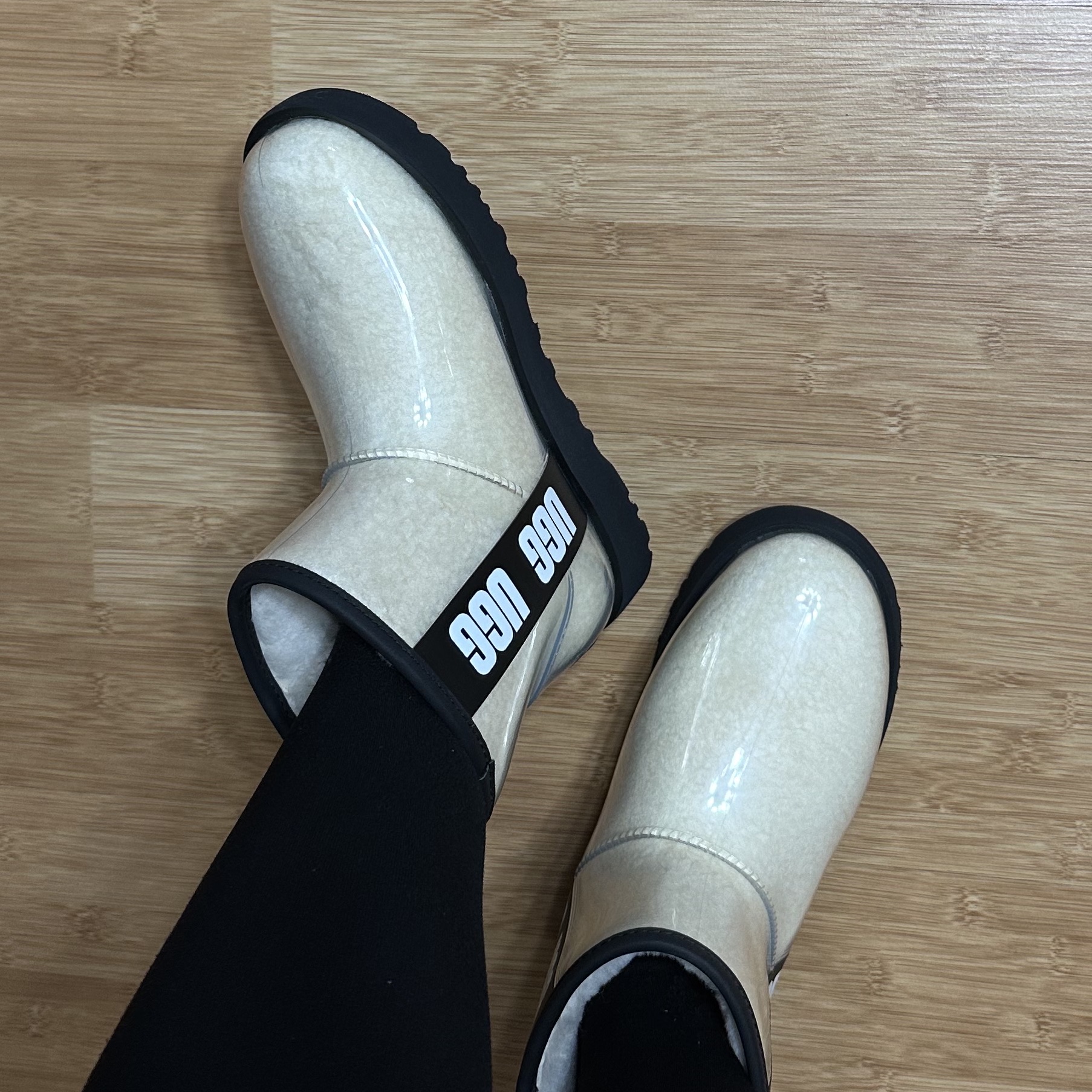 (W) UGG Classic Clear Mini Boots Natural Black 착용 스타일 - 2