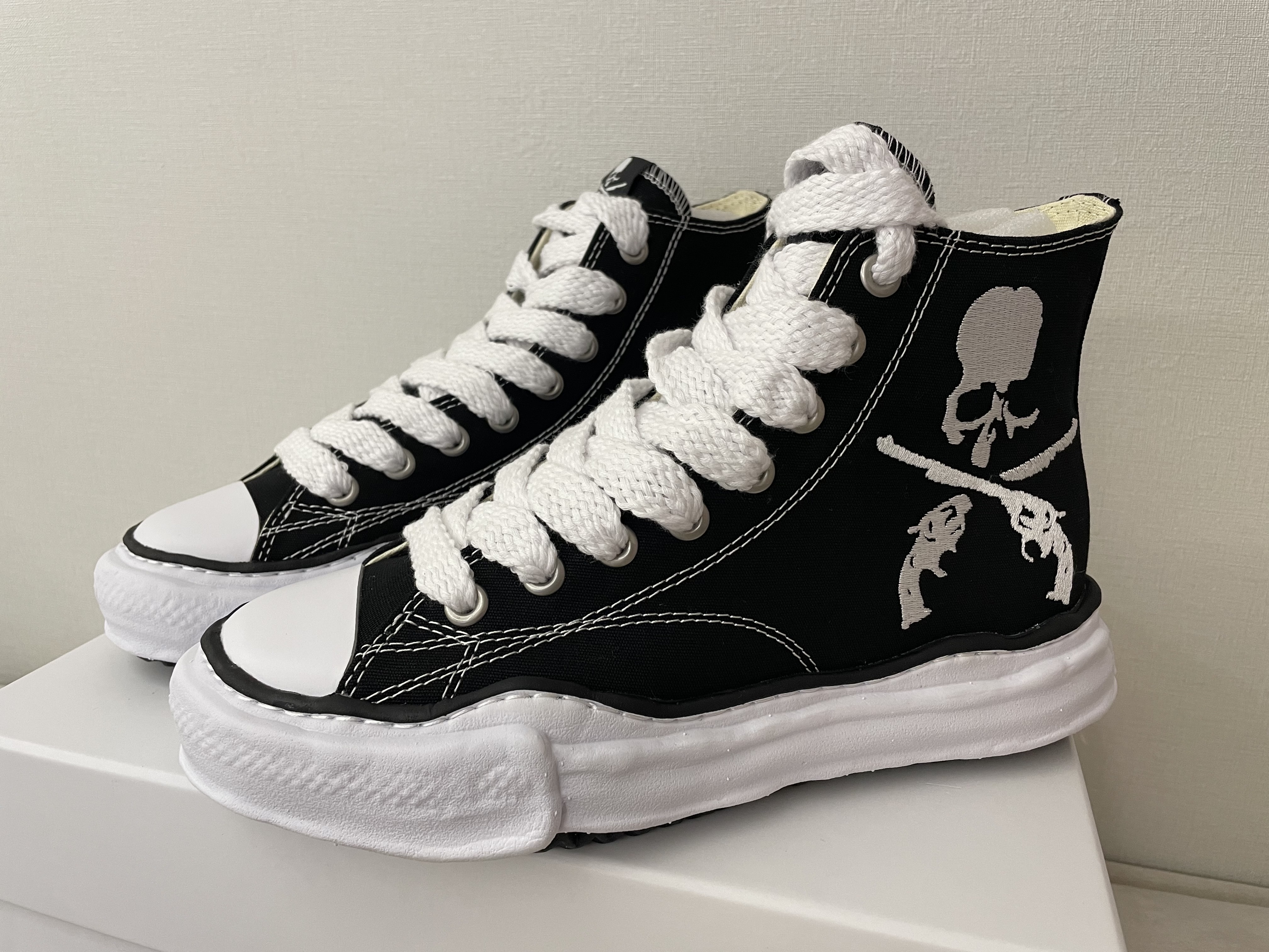 Maison Mihara Yasuhiro x Mastermind x Roar Peterson OG Sole Canvas High-top Sneakers Black White 착용 스타일 - 1