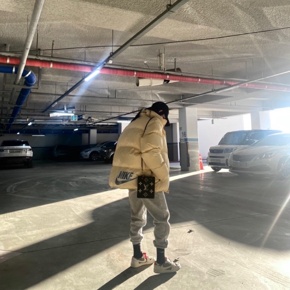 Supreme x Nike Reversible Puffy Jacket Pale Yellow - 21SS, Jordan 1 x Travis Scott Retro Low OG SP Sail and Ridgerock 착용 스타일