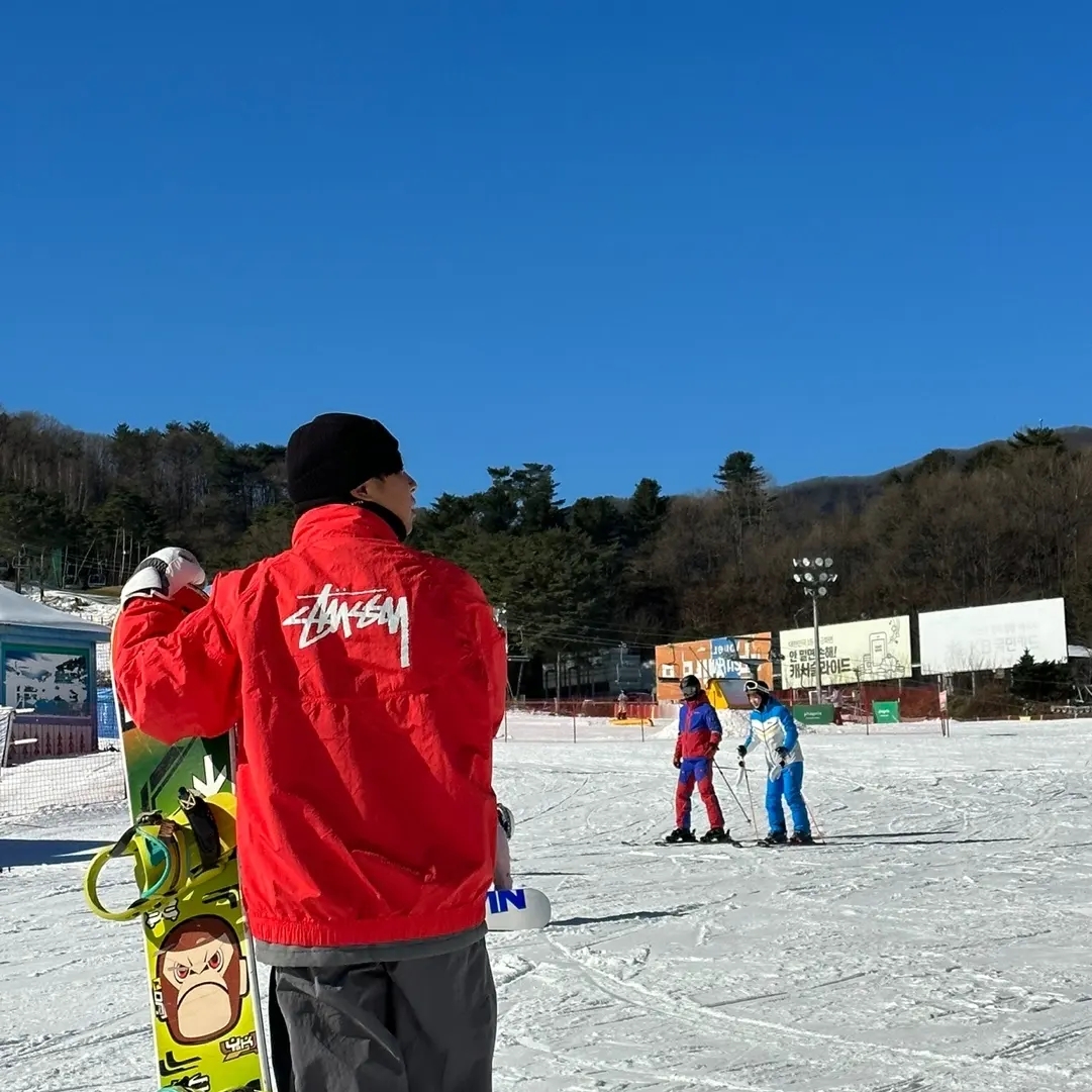 Nike x Stussy Windrunner Jacket Habanero Red 착용 스타일